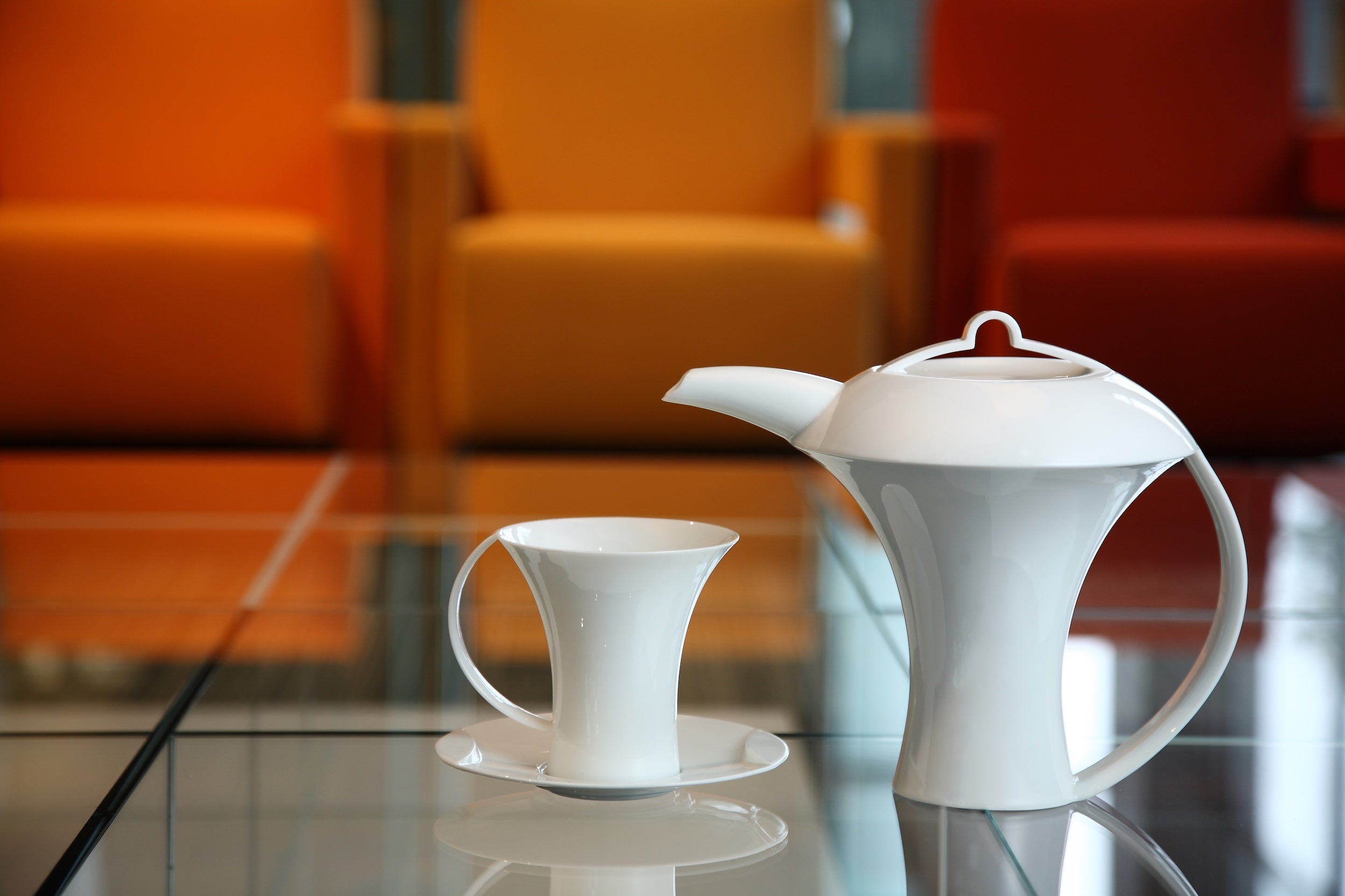 〈明月〉茶壺創作細節,白瓷結構如盈月,展現王俠軍對形式與心境的探索。