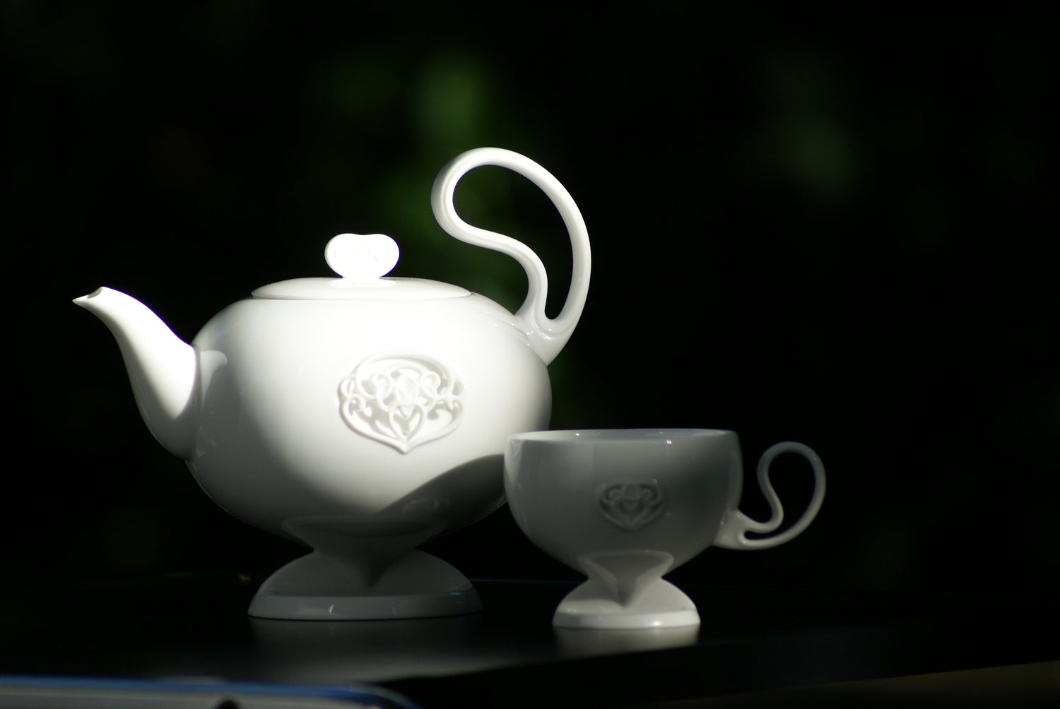 雕花縷空白瓷茶壺茶杯