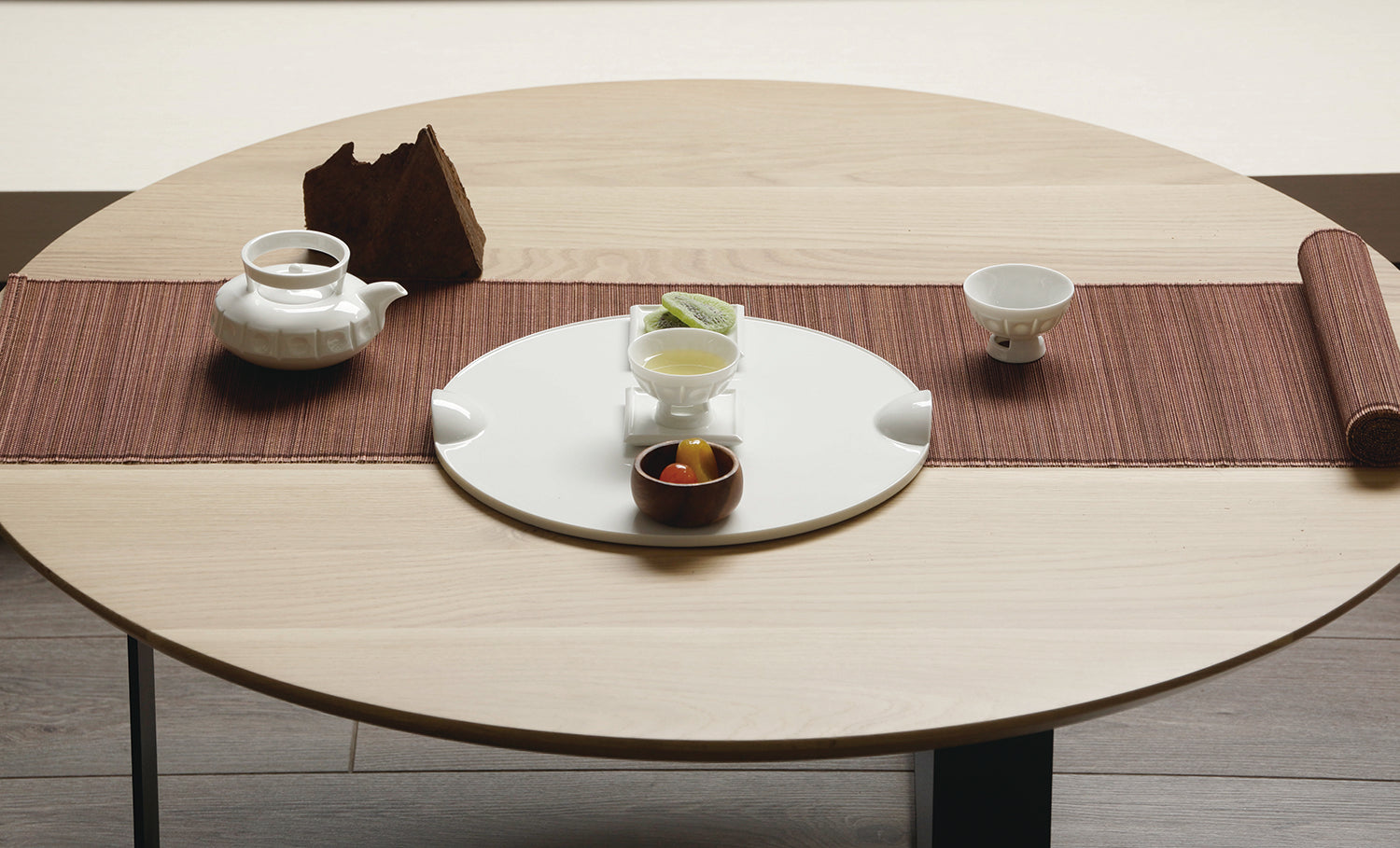 現代茶席美學佈置,搭配璀璨茶器與文人雅集空間