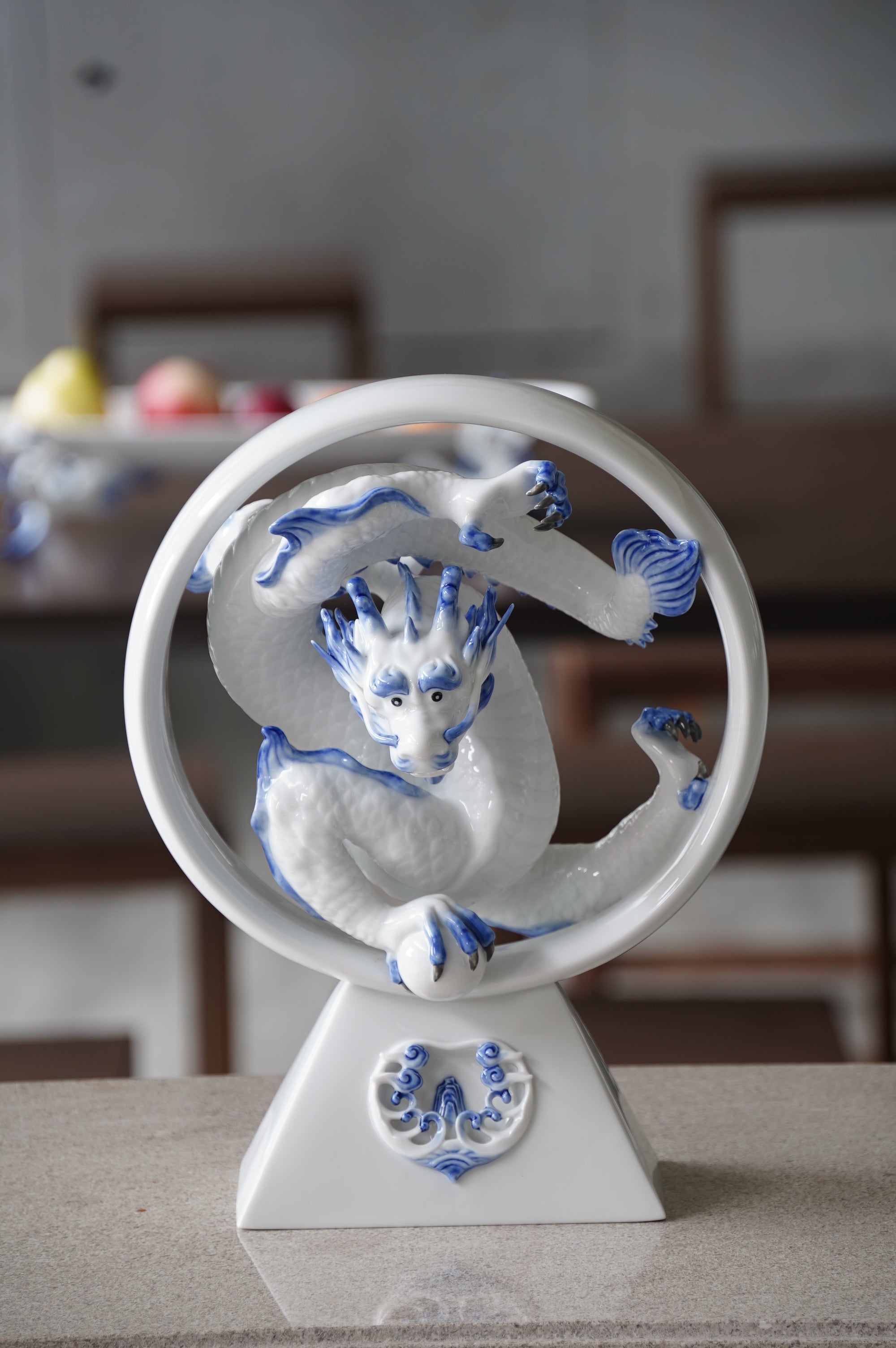 圓形青龍白色瓷器