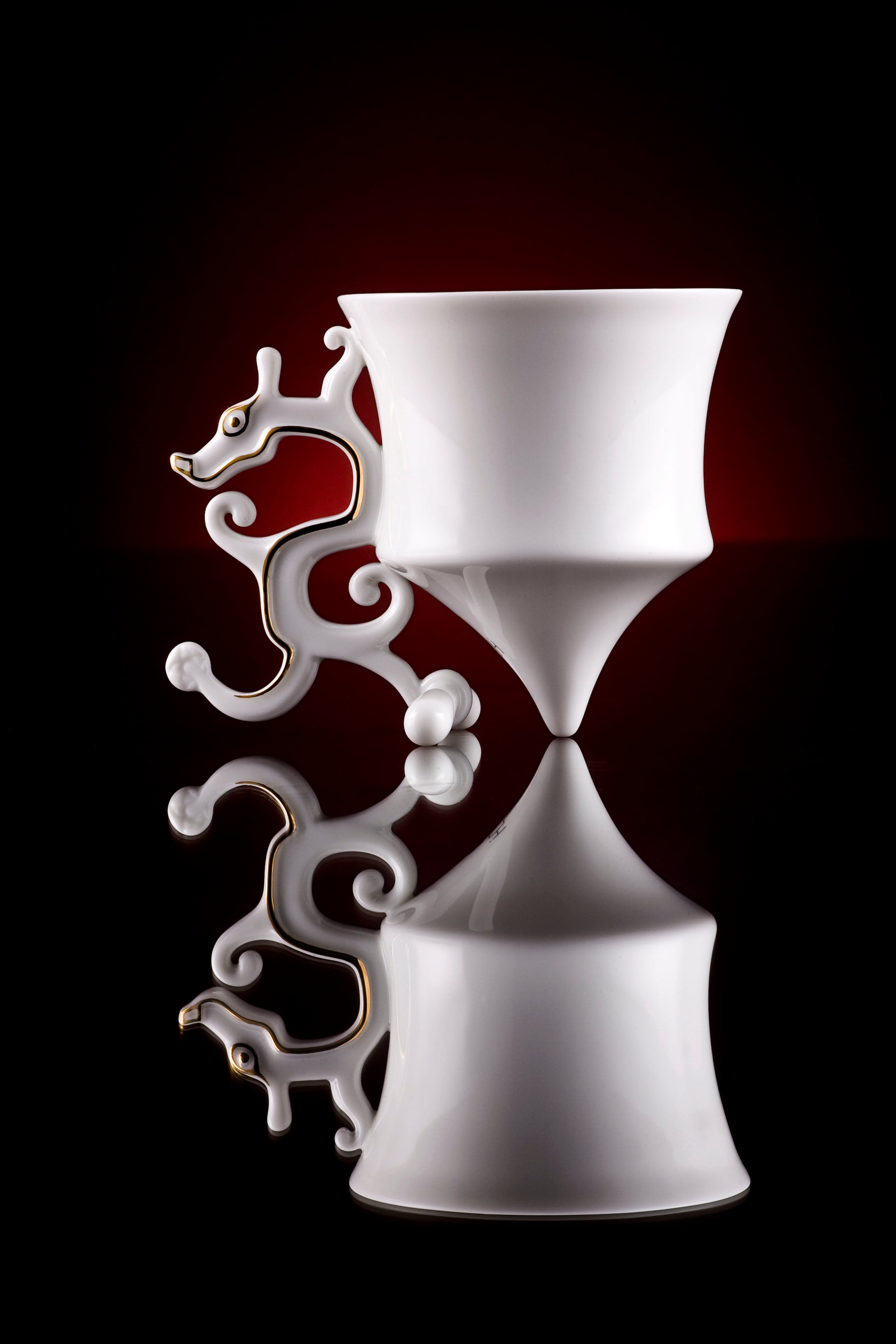 大器穩重的龍尊杯,象徵智慧與尊貴,適合閱讀愛好者的父親節藝術瓷器禮物