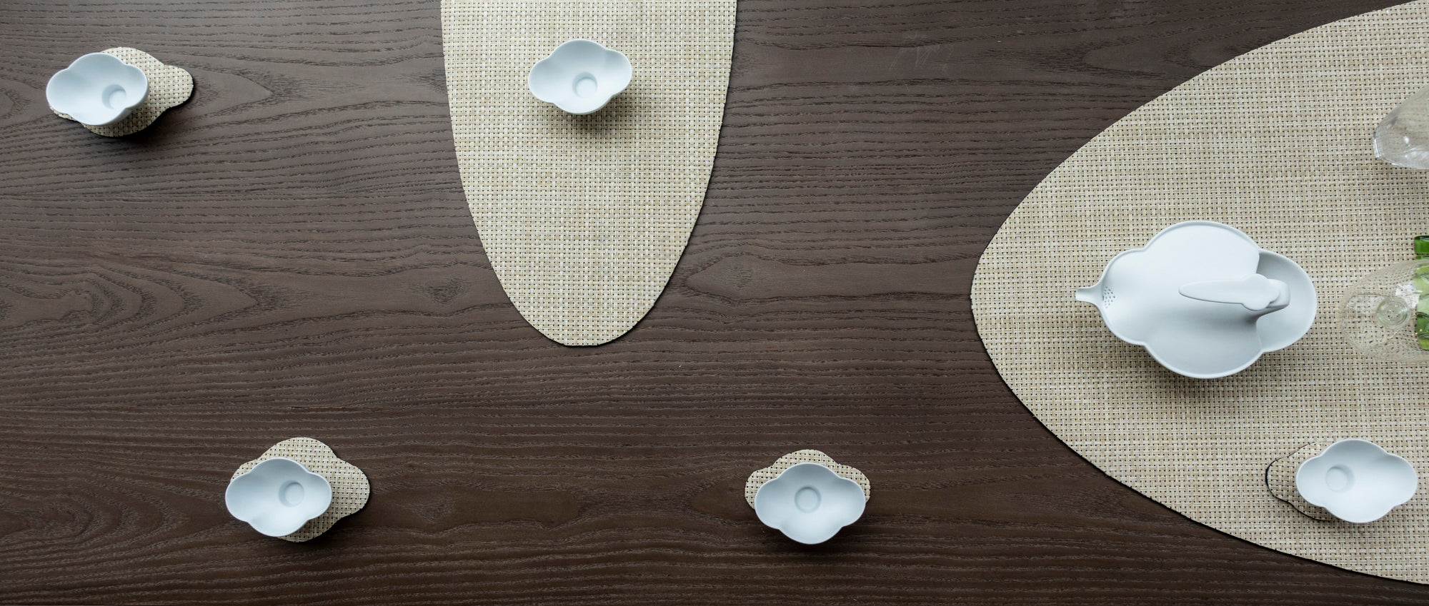 八方新氣藝術瓷器 藝術家王俠軍設計創意白瓷 包含生活器皿、咖啡茶具、瓷偶、佛像 都會斟酌現代茶席 