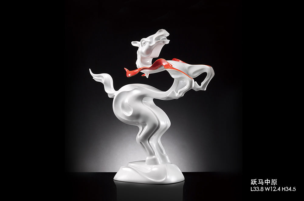 躍馬中原白瓷擺飾正面圖,展現龍馬躍起姿態
Dragon-like horse with flowing red ribbons