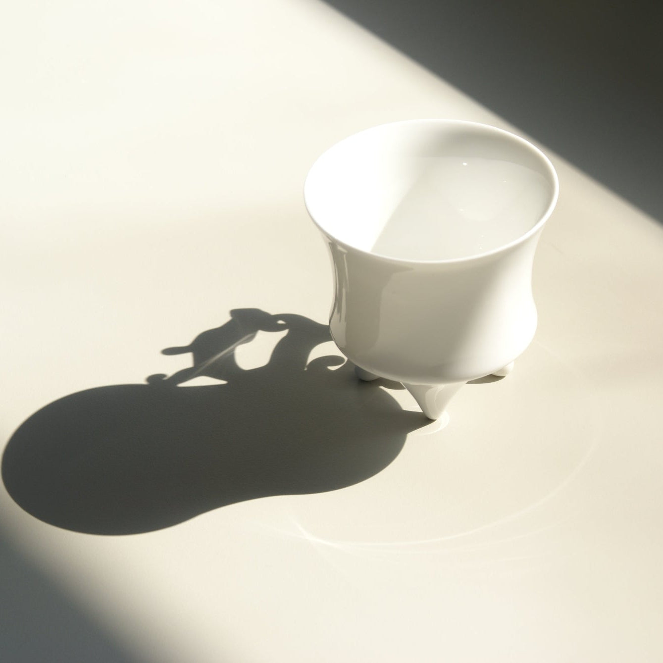 《龍尊》杯,可用於茶或咖啡。俠軍設計的現代白瓷茶杯 傳達生活美學