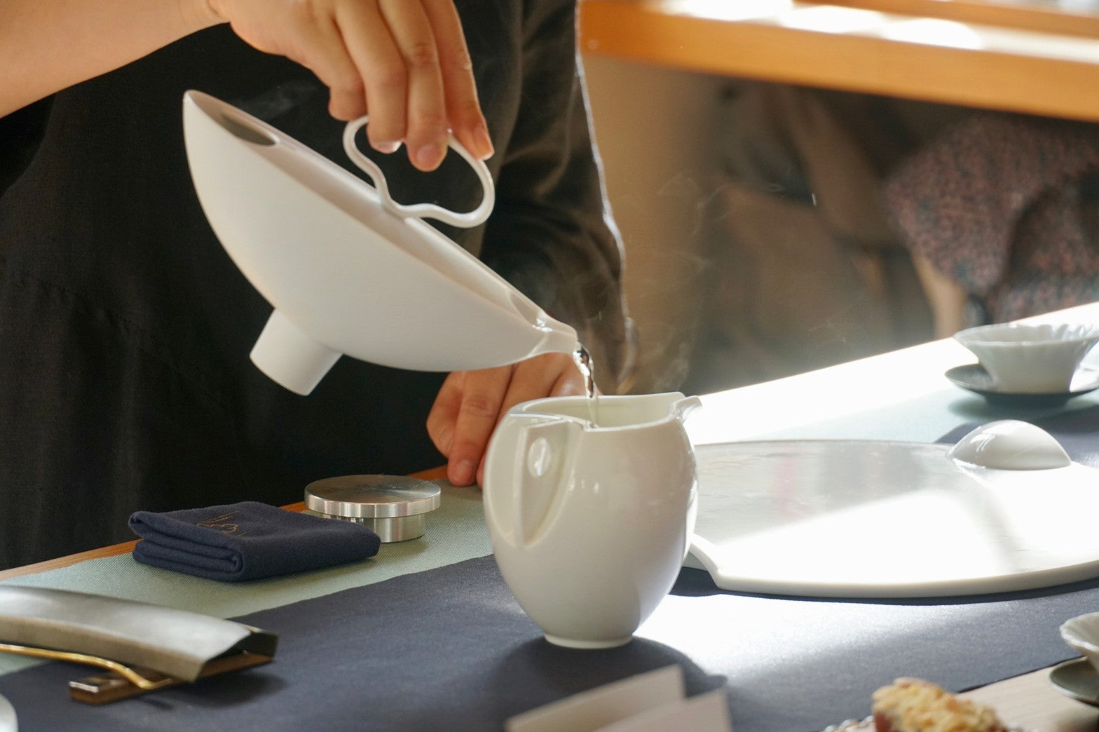 八方新氣藝術瓷器 藝術家王俠軍設計創意白瓷 包含生活器皿、咖啡茶具、瓷偶、佛像 現代茶席