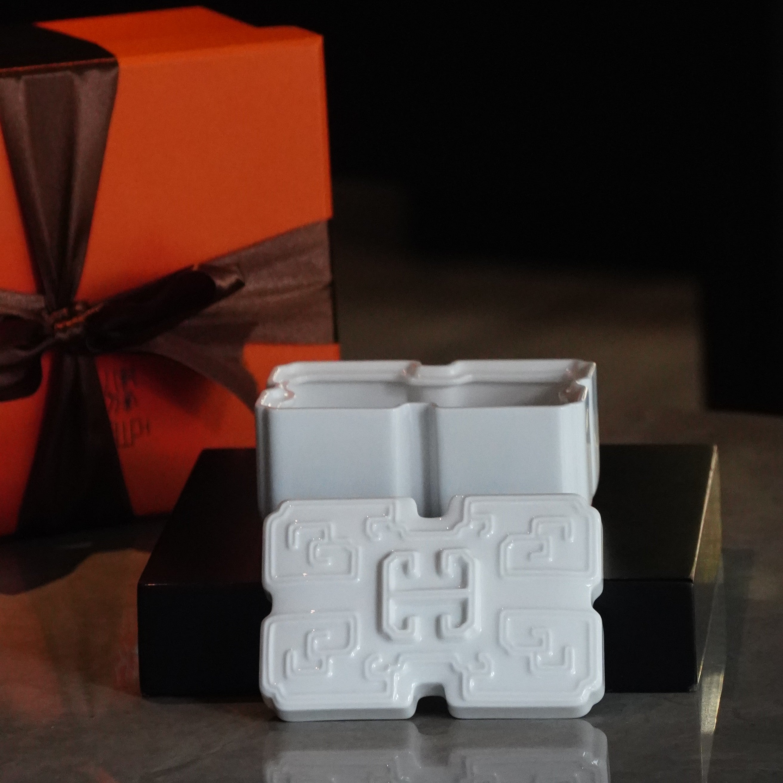 《吉壽年年》瓷盒開蓋展示—可作為首飾盒、果盒或居家典雅擺設的多功能藝術瓷器
Eternal Blessings porcelain box opened — multifunctional ceramic box for jewelry, festive fruit, or elegant home display