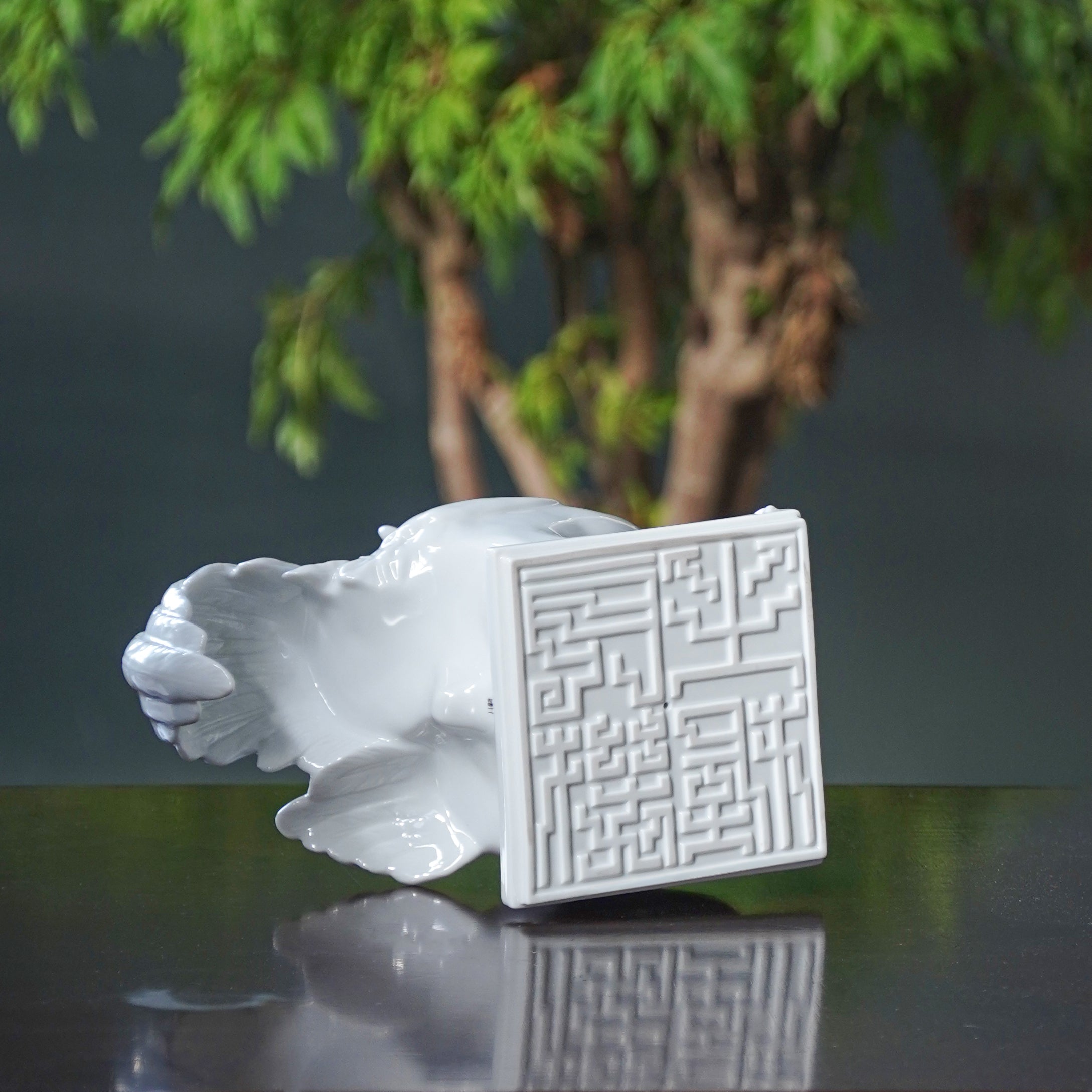 王俠軍設計「坐握良機」四字刻印於底座,象徵把握機會