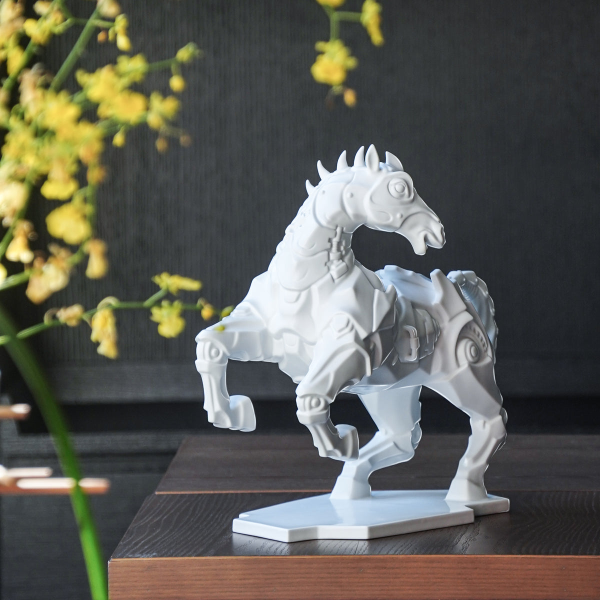 白瓷雕塑《金戈鐵馬》,展現金屬感裝甲與堅毅馬首造型
Steel Horse with Golden Armor showing metallic armor design and determined horse head
