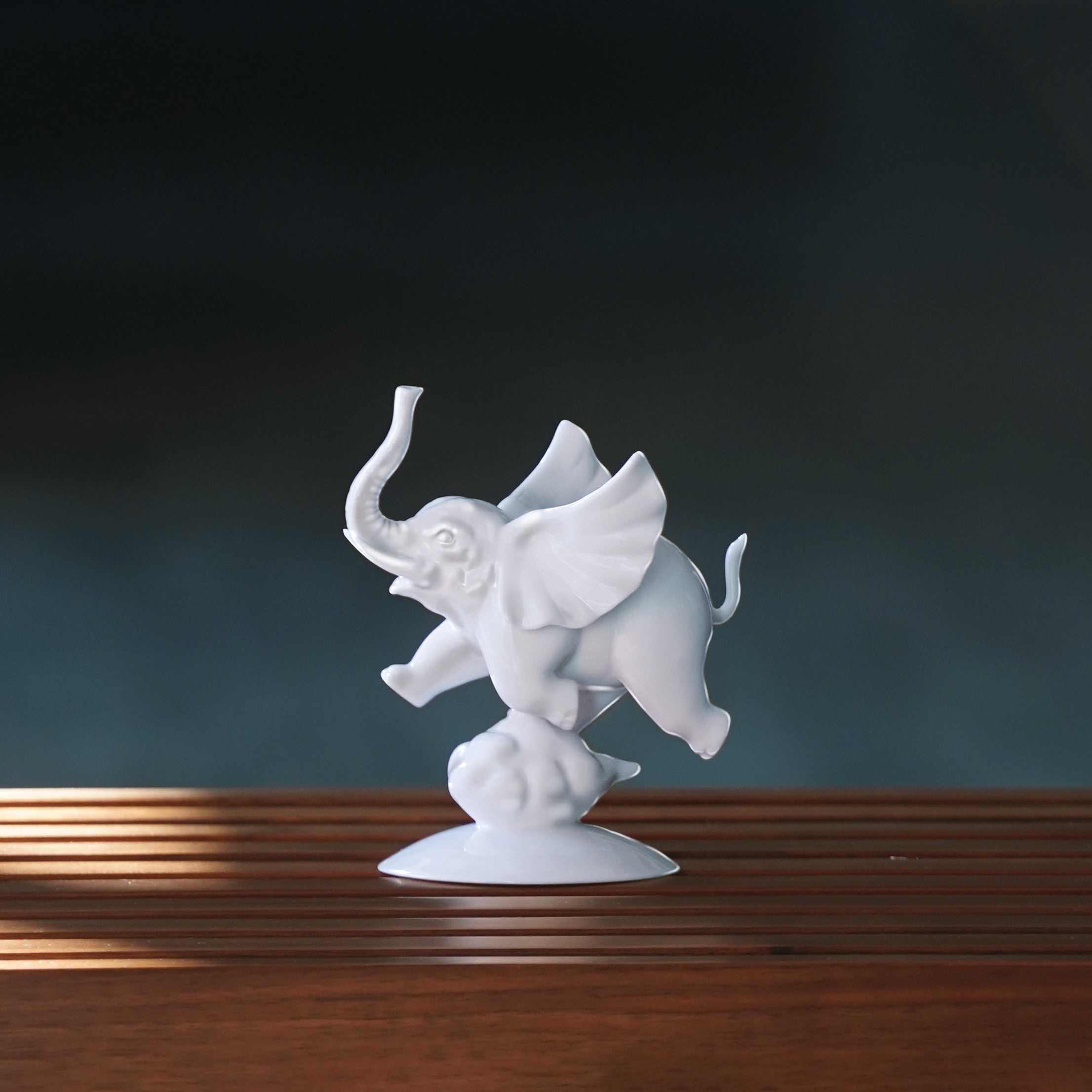 八方新氣 更上層樓 小飛象 白瓷 家飾品