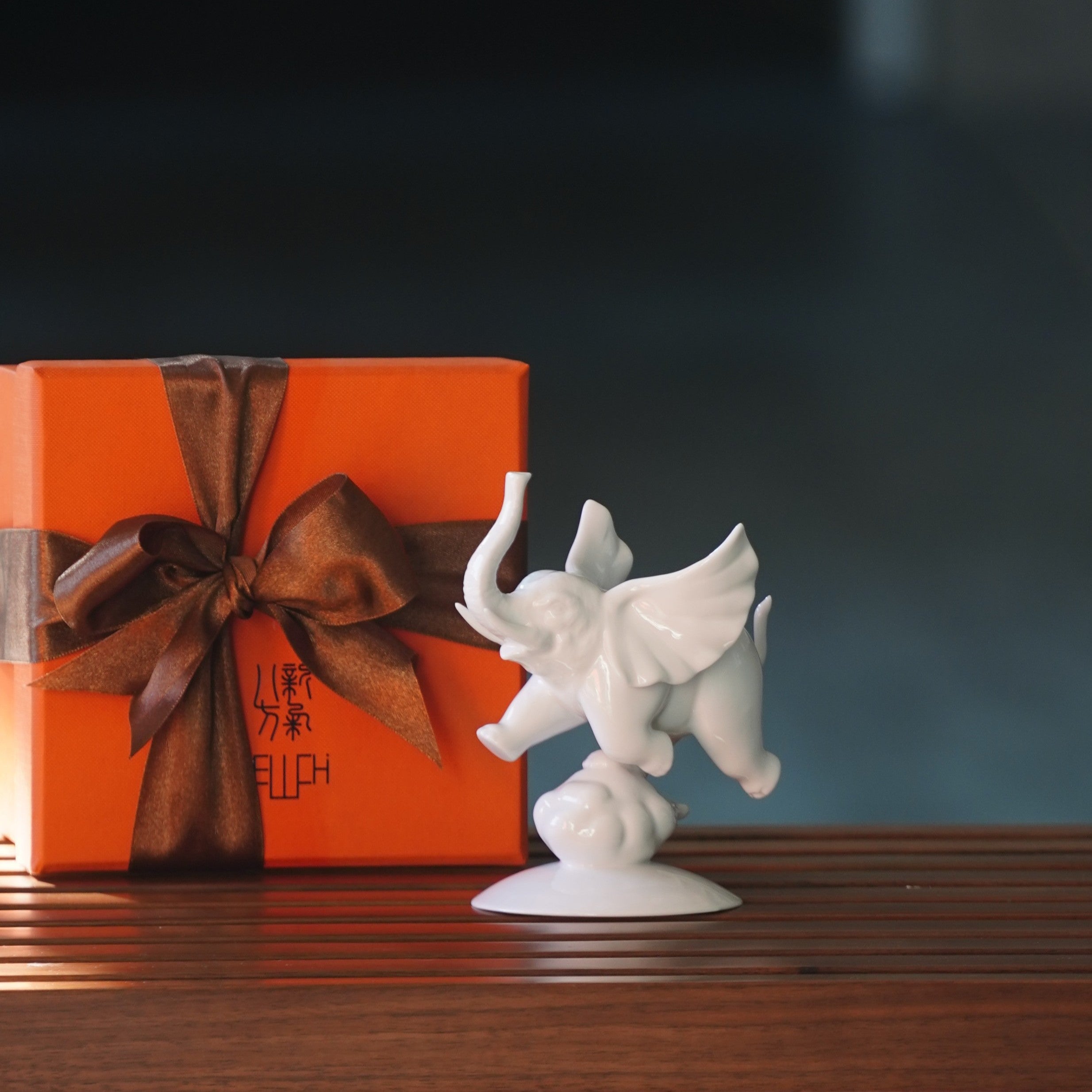 八方新氣 更上層樓 小飛象 白瓷 家飾品