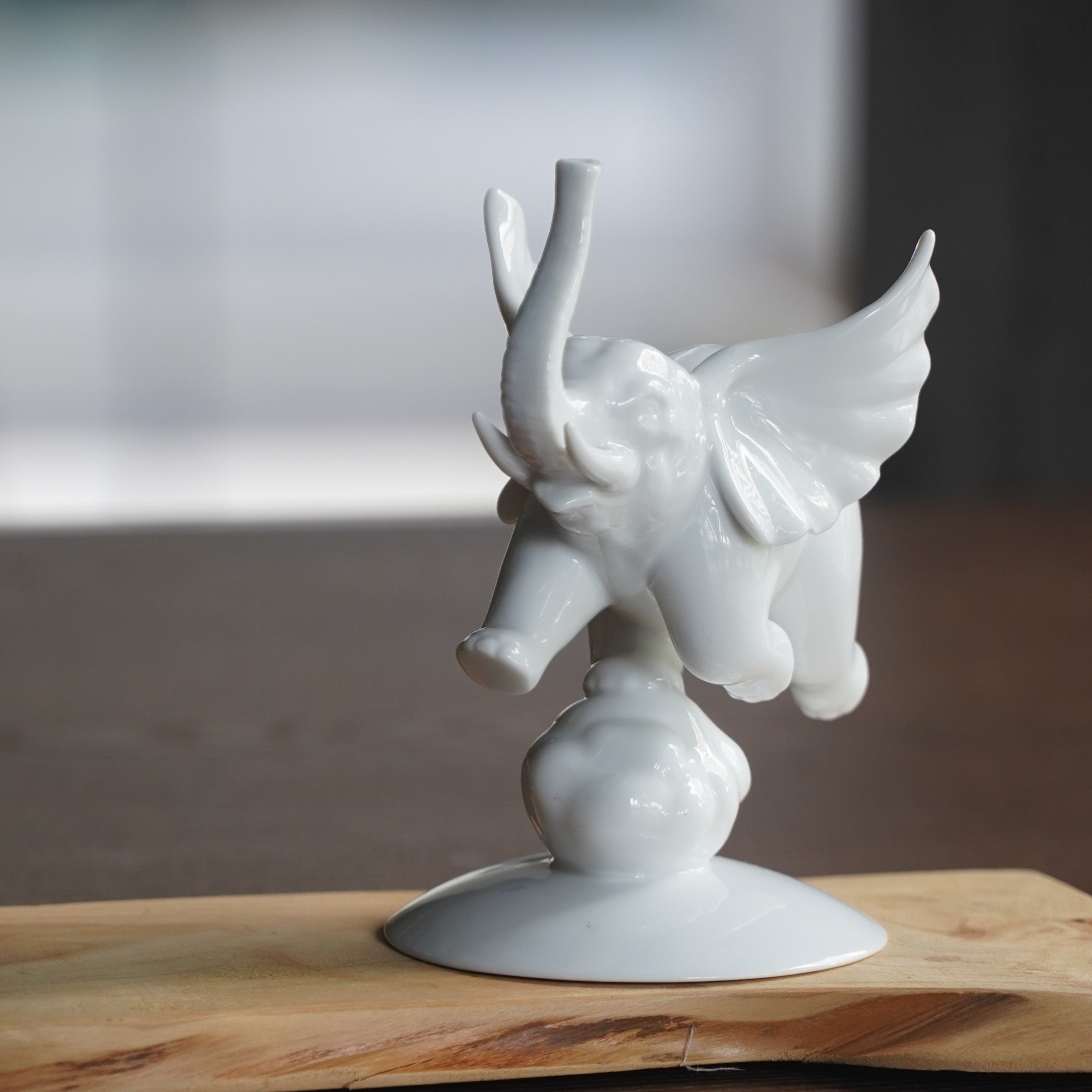 八方新氣 更上層樓 小飛象 白瓷 家飾品