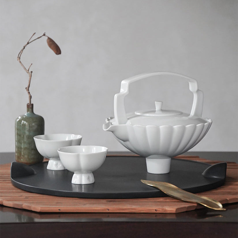 春嵐亮面白瓷茶壺|高台底座與環形提樑設計