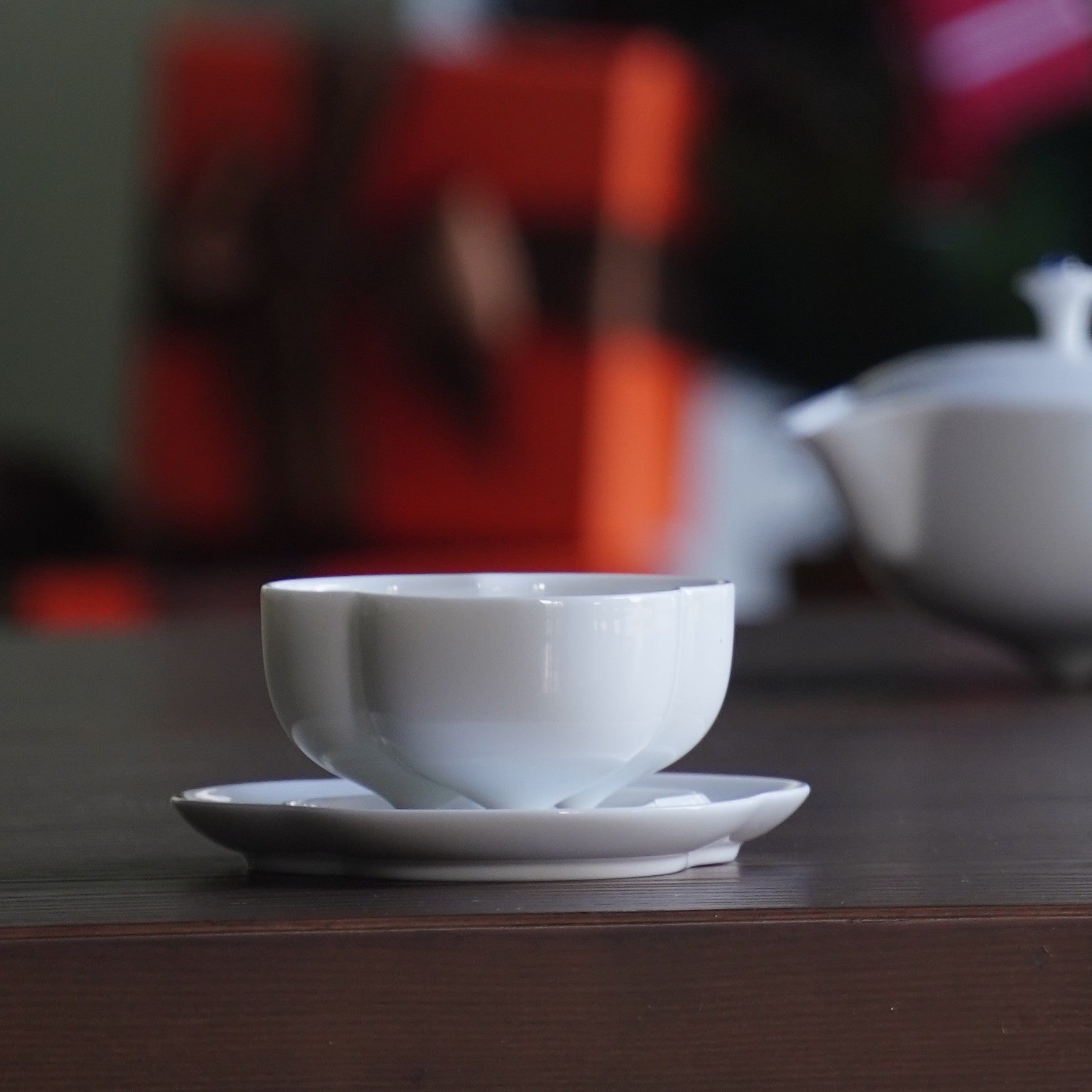 《三星高照》小巧茶杯環繞擺放,象徵有緣比鄰、共享時光 tea cups representing shared moments and connected fates