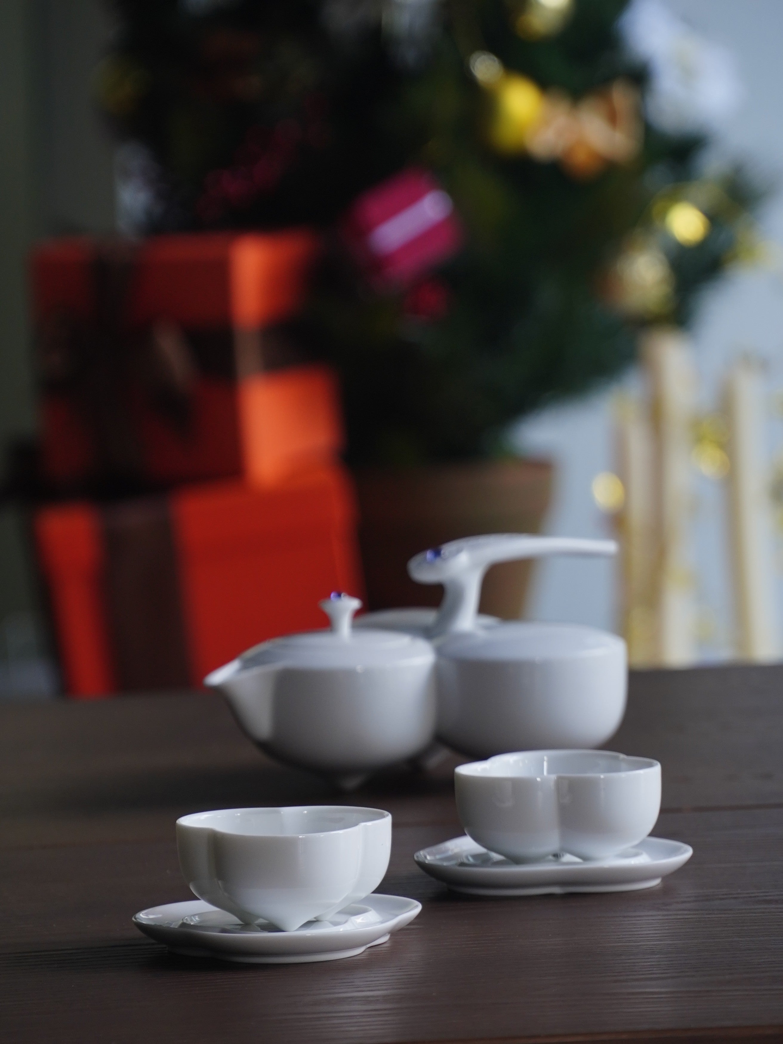 白瓷茶具組《三星高照》,包含一壺三杯,象徵福祿壽齊聚的美好祝願