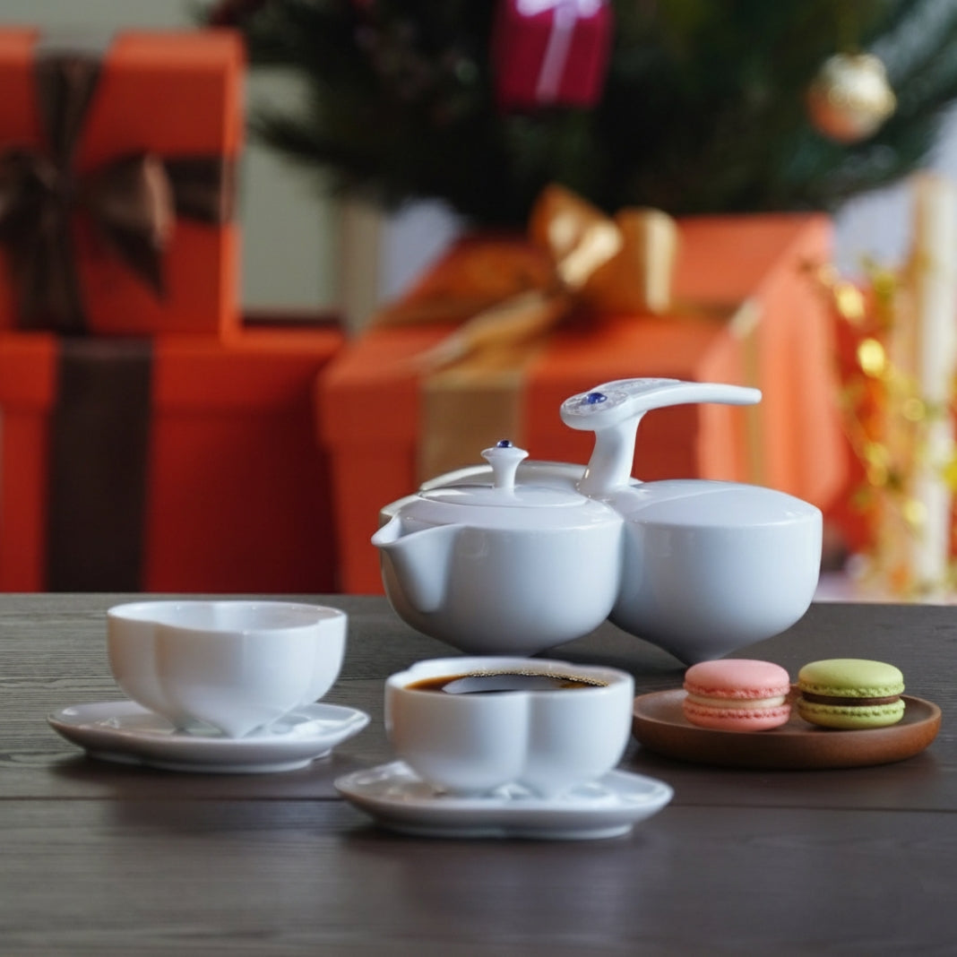 白瓷茶具組《三星高照》,包含一壺三杯,象徵福祿壽齊聚的美好祝願