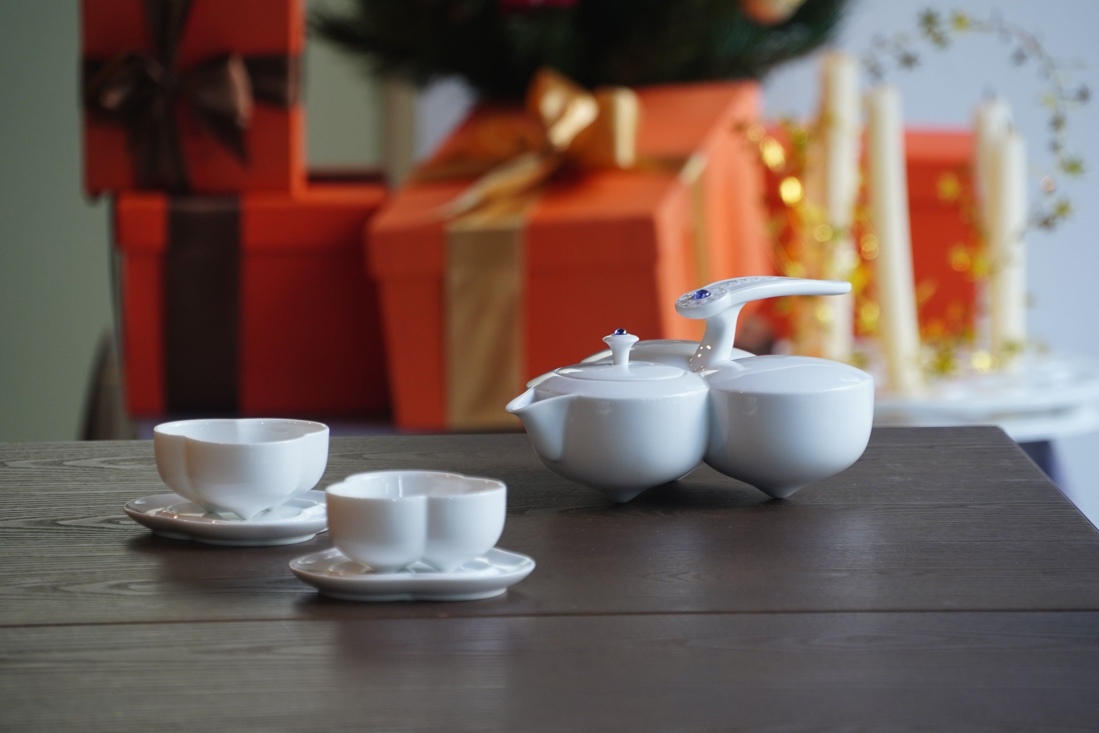 圓潤壺身與內凹壺嘴設計,展現福氣與優雅細節 Rounded teapot body with recessed spout, conveying blessings and refined elegance