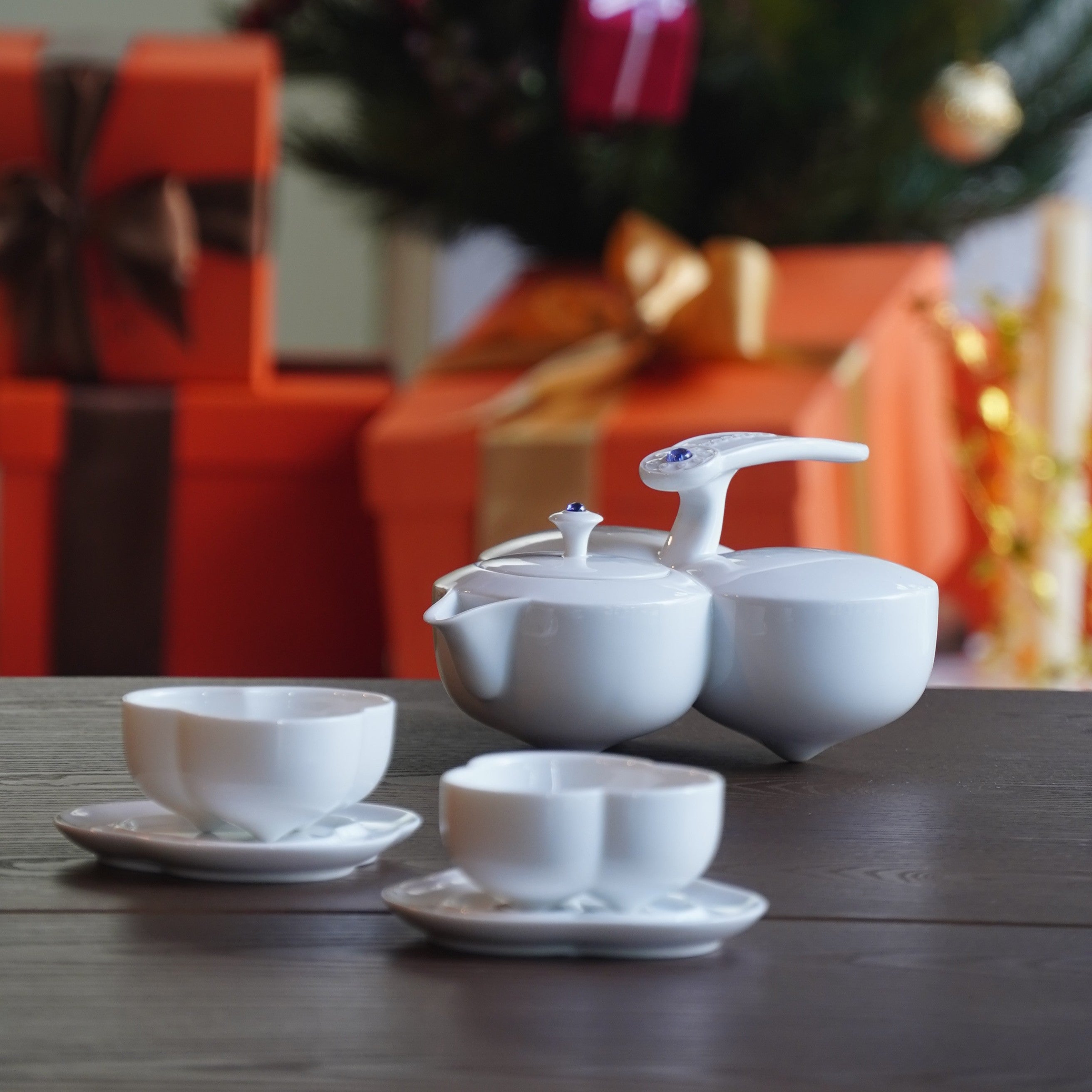 圓潤壺身與內凹壺嘴設計,展現福氣與優雅細節 Rounded teapot body with recessed spout, conveying blessings and refined elegance