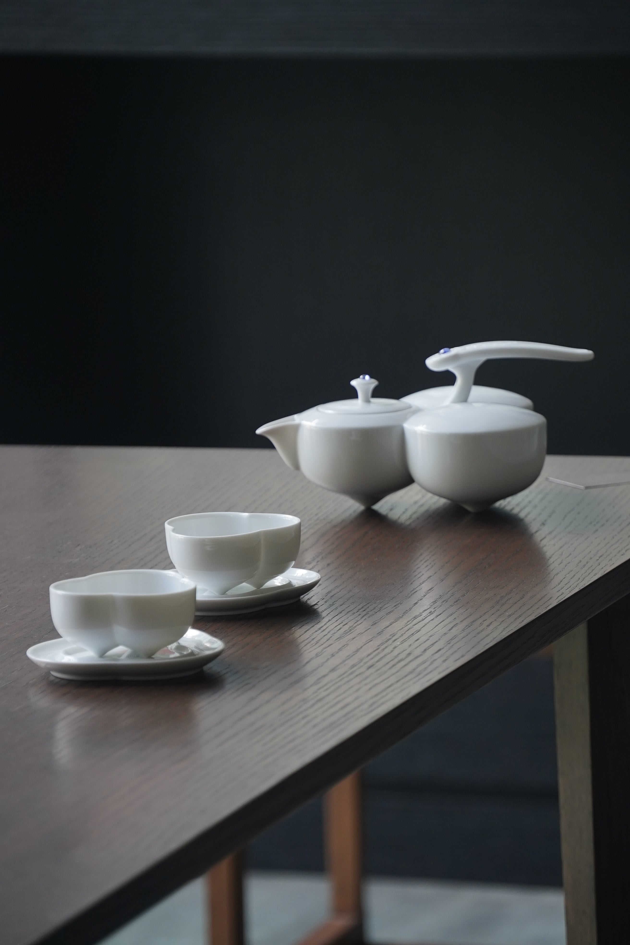適合節慶贈禮與親友聚會的高雅茶具,傳遞祝福與美好 Elegant porcelain tea set for festive gifting and heartfelt gatherings, offering blessings in every pour
