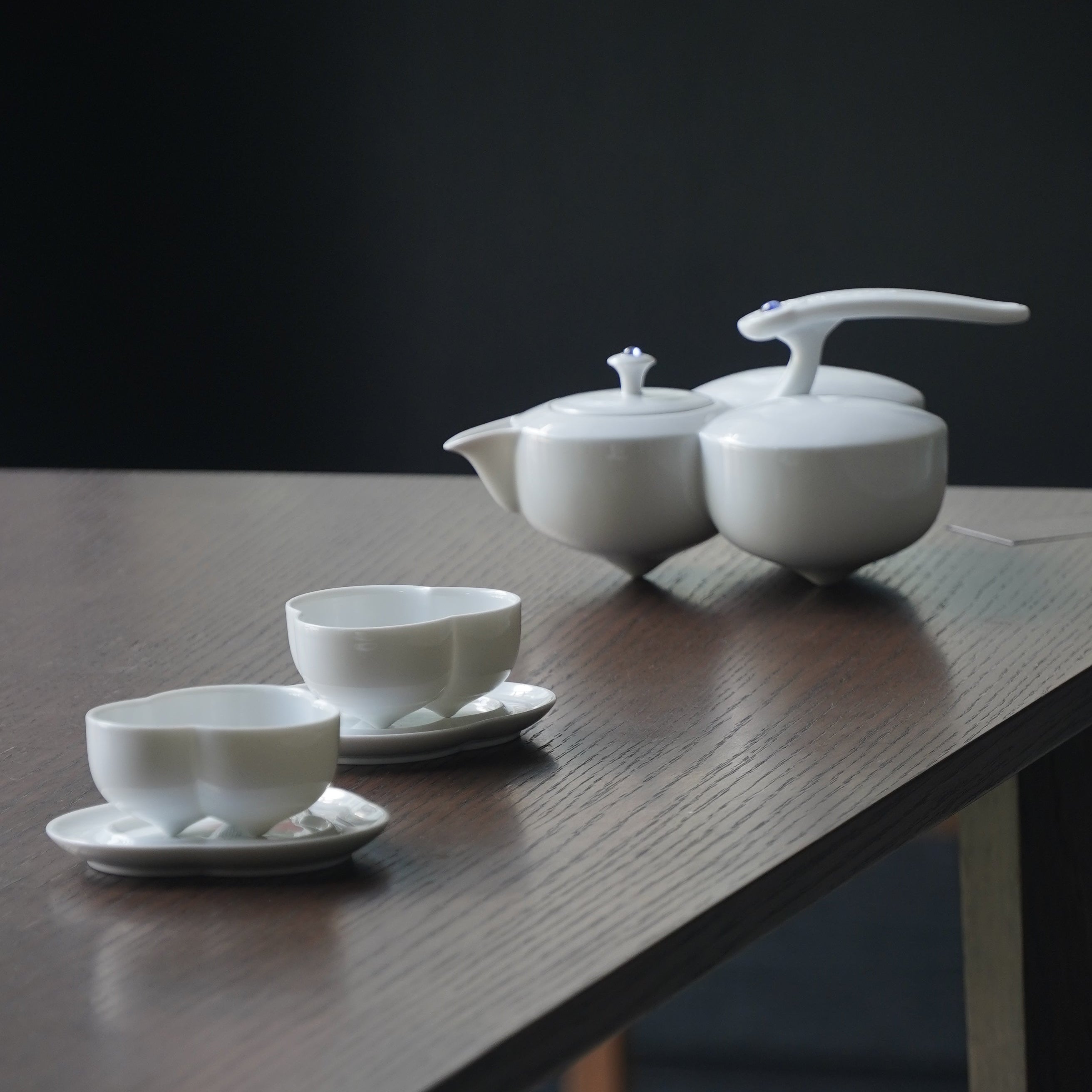 適合節慶贈禮與親友聚會的高雅茶具,傳遞祝福與美好 Elegant porcelain tea set for festive gifting and heartfelt gatherings, offering blessings in every pour