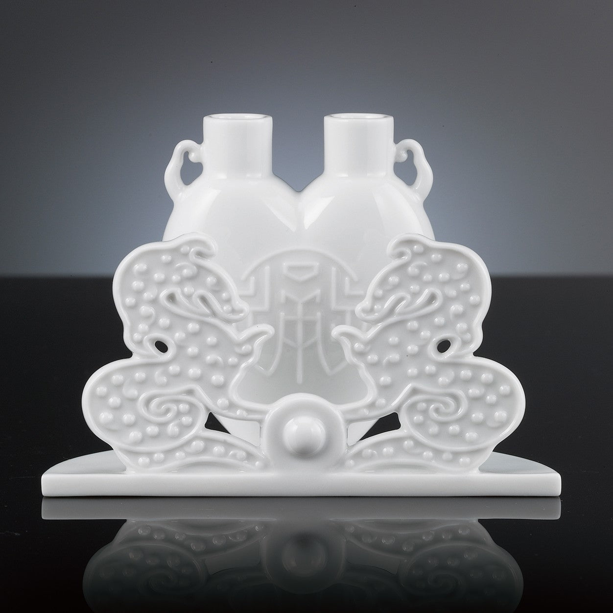 《萬事亨通》瓷器作品。龍、珠、瓶三象合一的升遷禮首選,展現氣勢與祝福