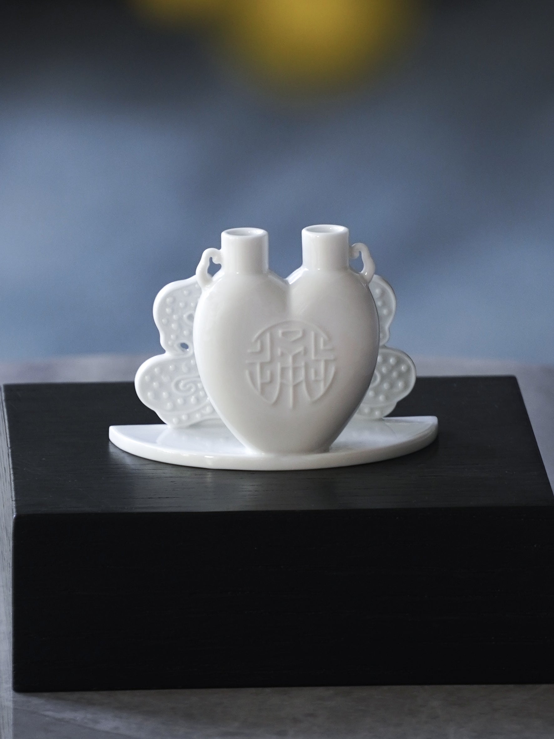 《萬事亨通》瓷器作品,兩瓶造型象徵通達與事業順利
Dual vase card holder engraved with the word “通”, meaning flow and communication