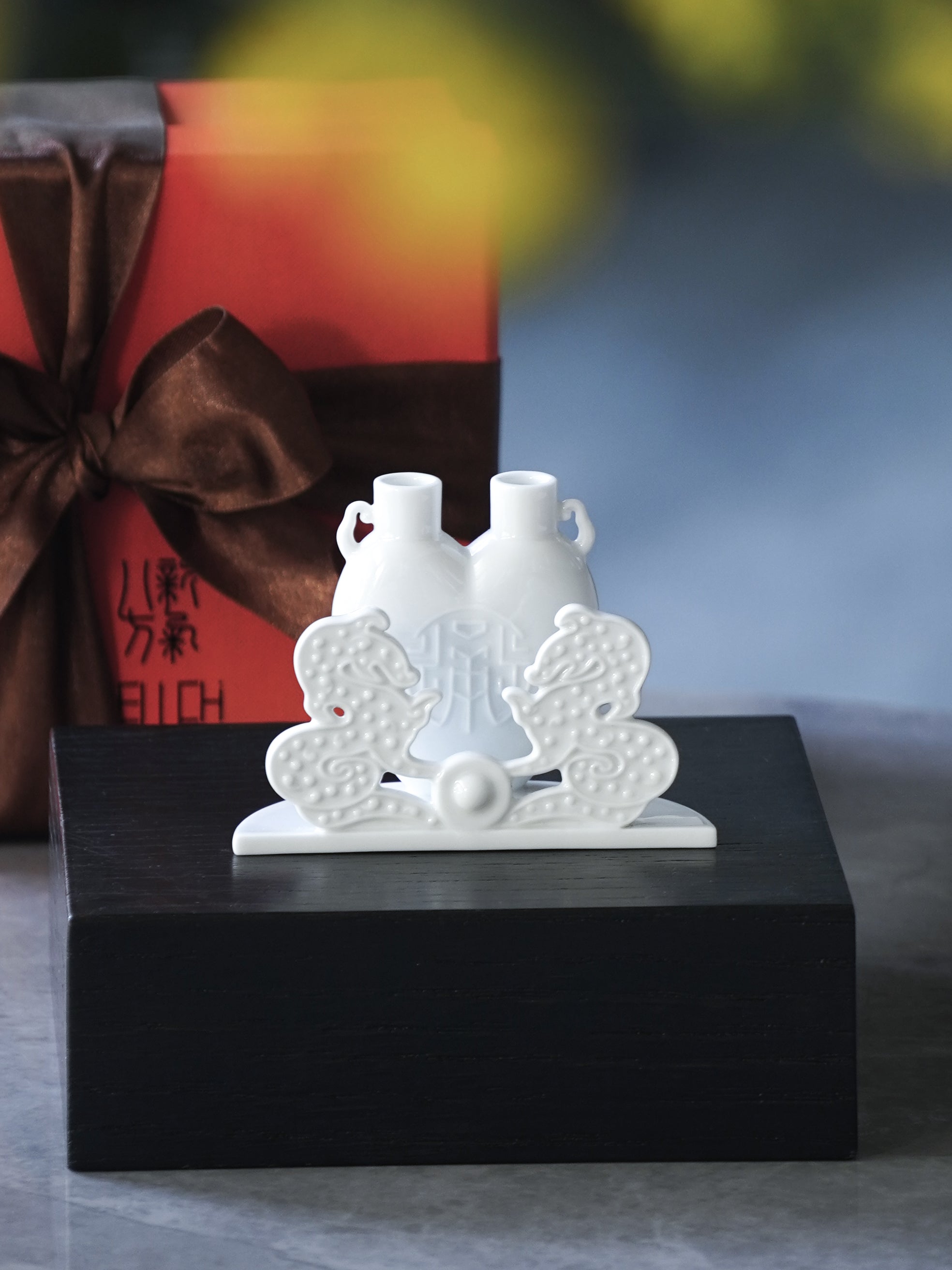 雙龍抱珠設計的《萬事亨通》名片筆座,象徵祥瑞與富貴