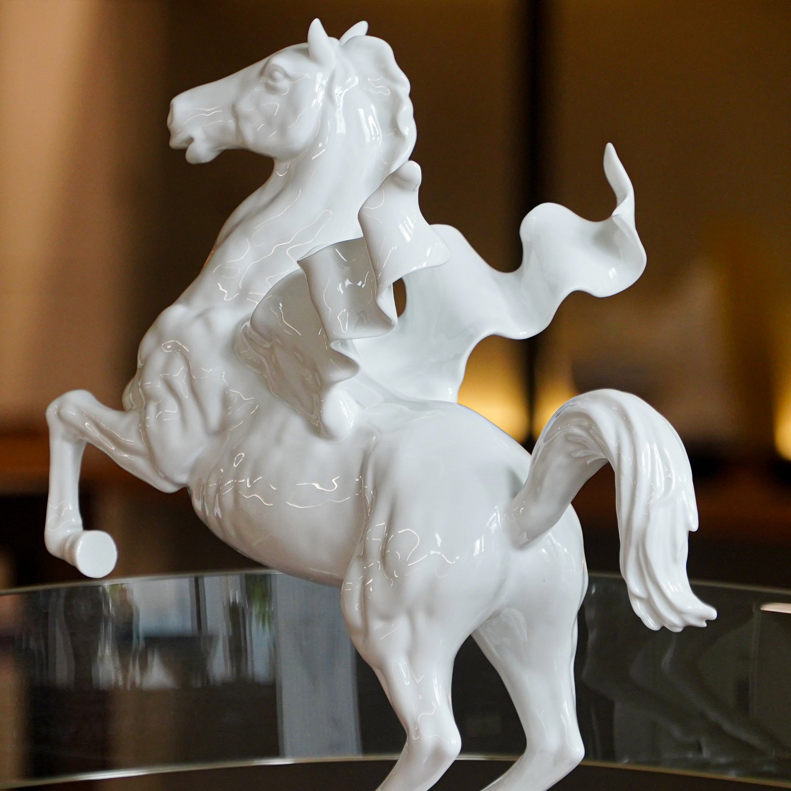 白瓷飛馬藝術擺飾,象徵馬到成功與突破蛻變
