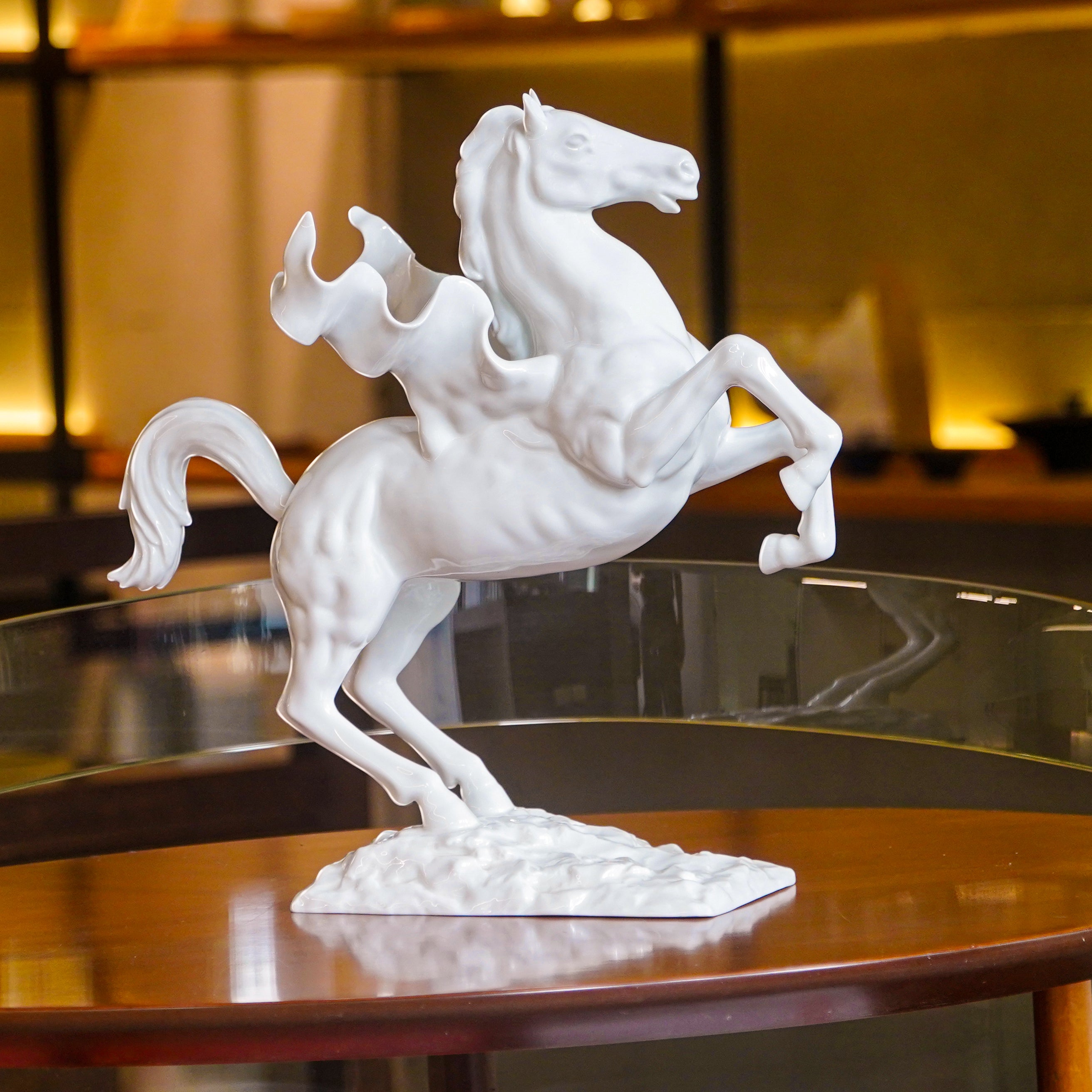 白瓷飛馬藝術擺飾,象徵馬到成功與突破蛻變