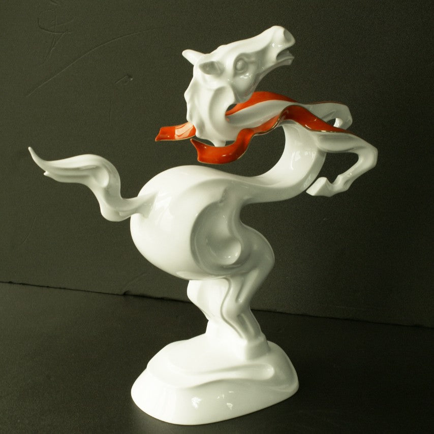 馬身如龍,飄帶飛揚的動態構圖 Dragon-like horse with flowing red ribbons