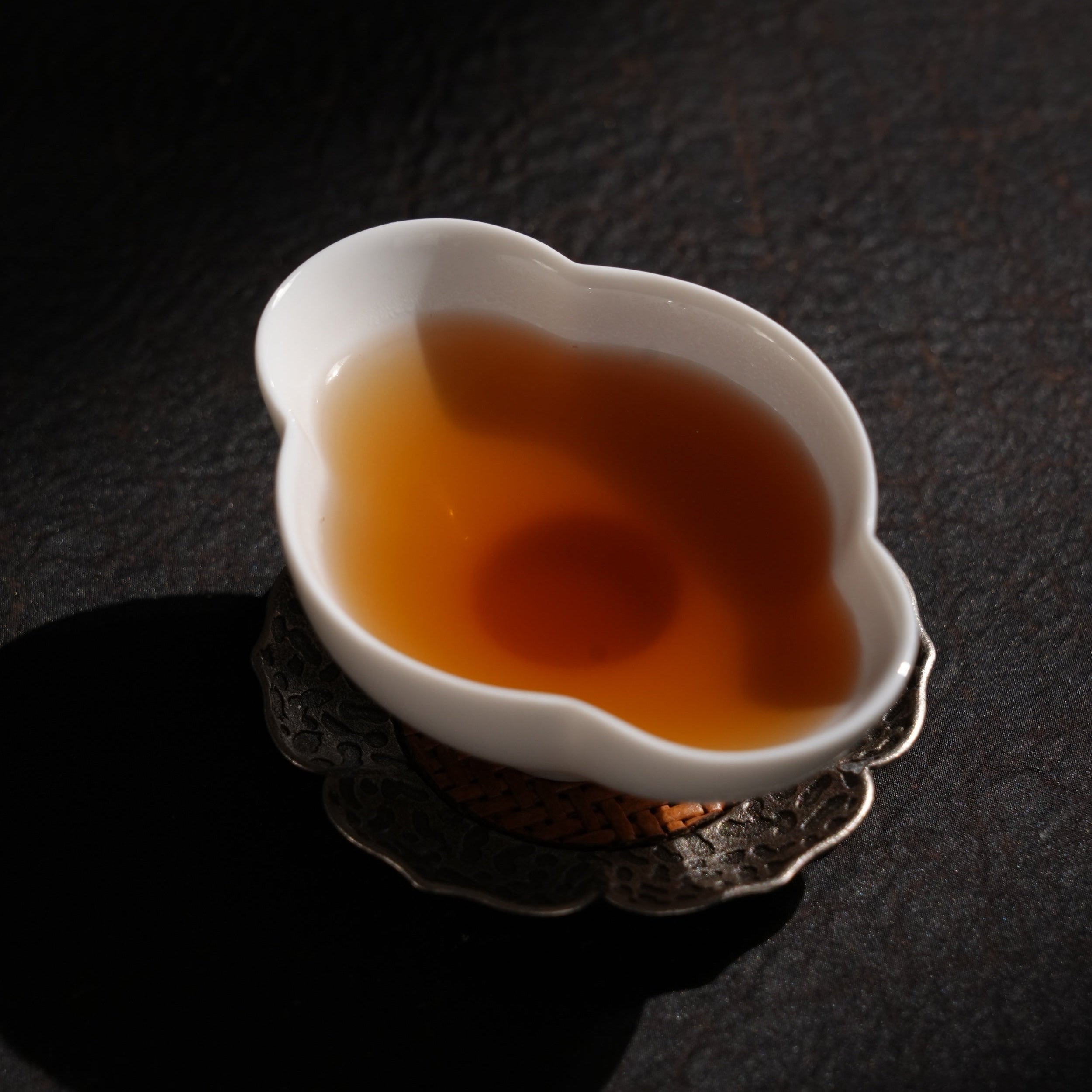 簡愛茶杯花瓣造型如盛放花朵,承接茶香亦承接情意,適合節慶送禮與藝術收藏