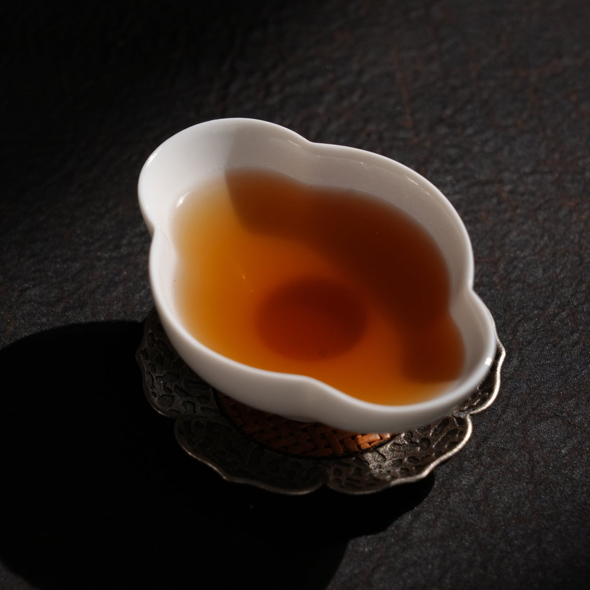 簡愛茶杯花瓣造型如盛放花朵,承接茶香亦承接情意,適合節慶送禮與藝術收藏