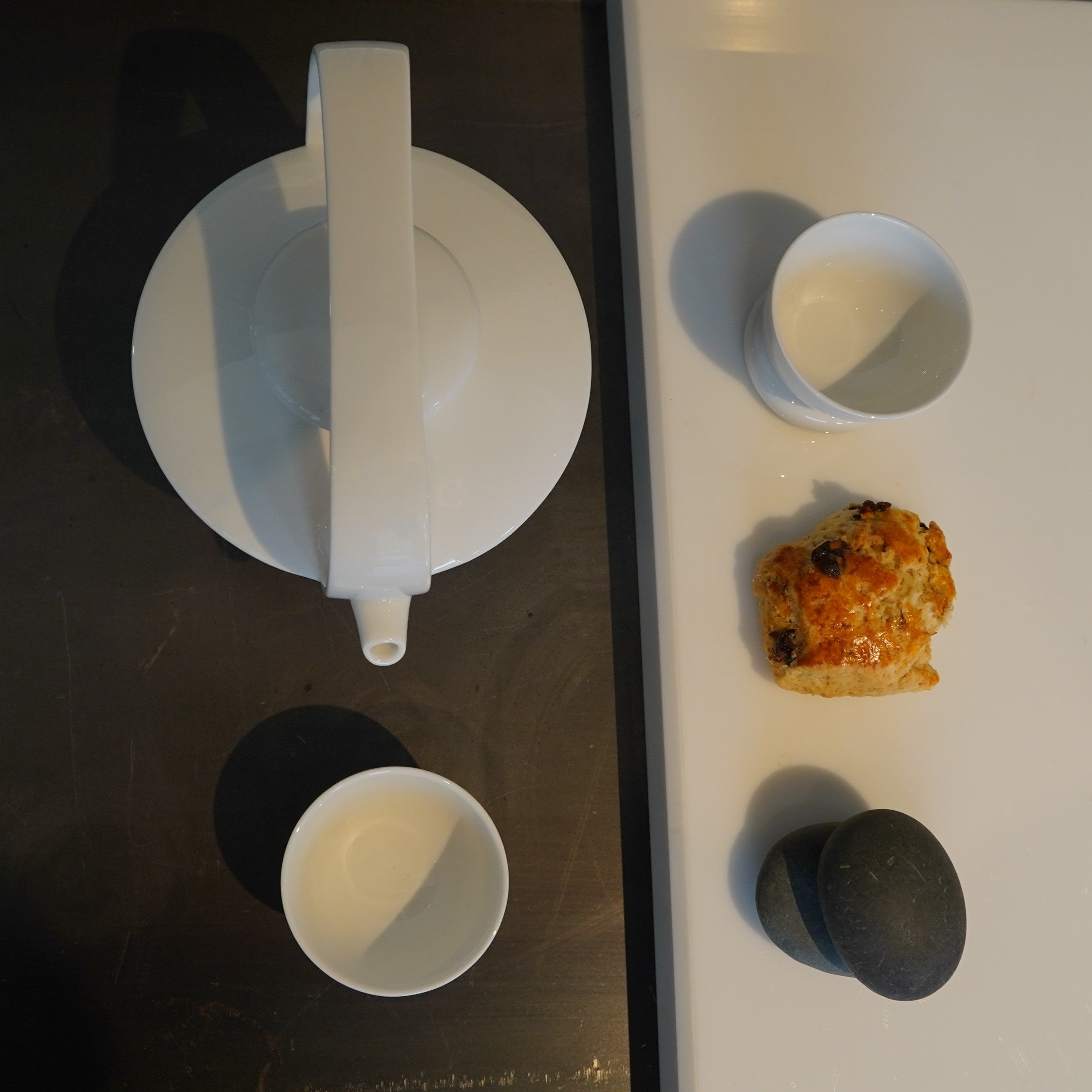 日出望月白瓷茶壺俯視圖|圓形壺蓋與極簡山水線條