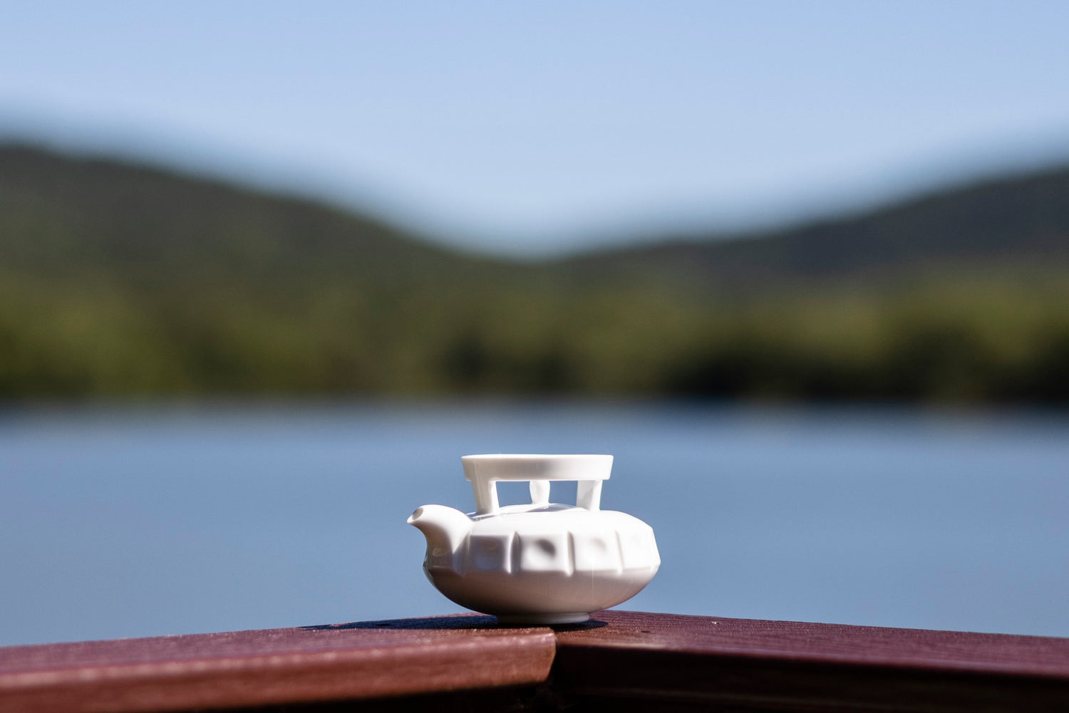 八方新氣《璀璨》茶壺,白瓷透明釉,光影斜照展現瓷器細節之美