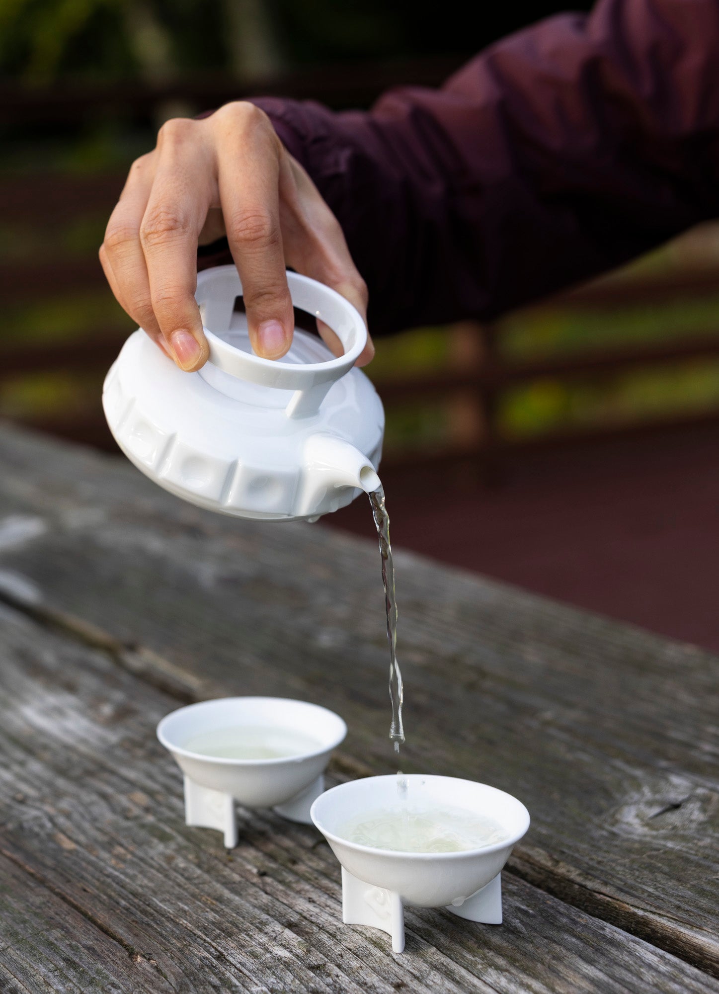 璀璨茶壺使用中,壺把的特別設計讓茶道儀軌有了新方式