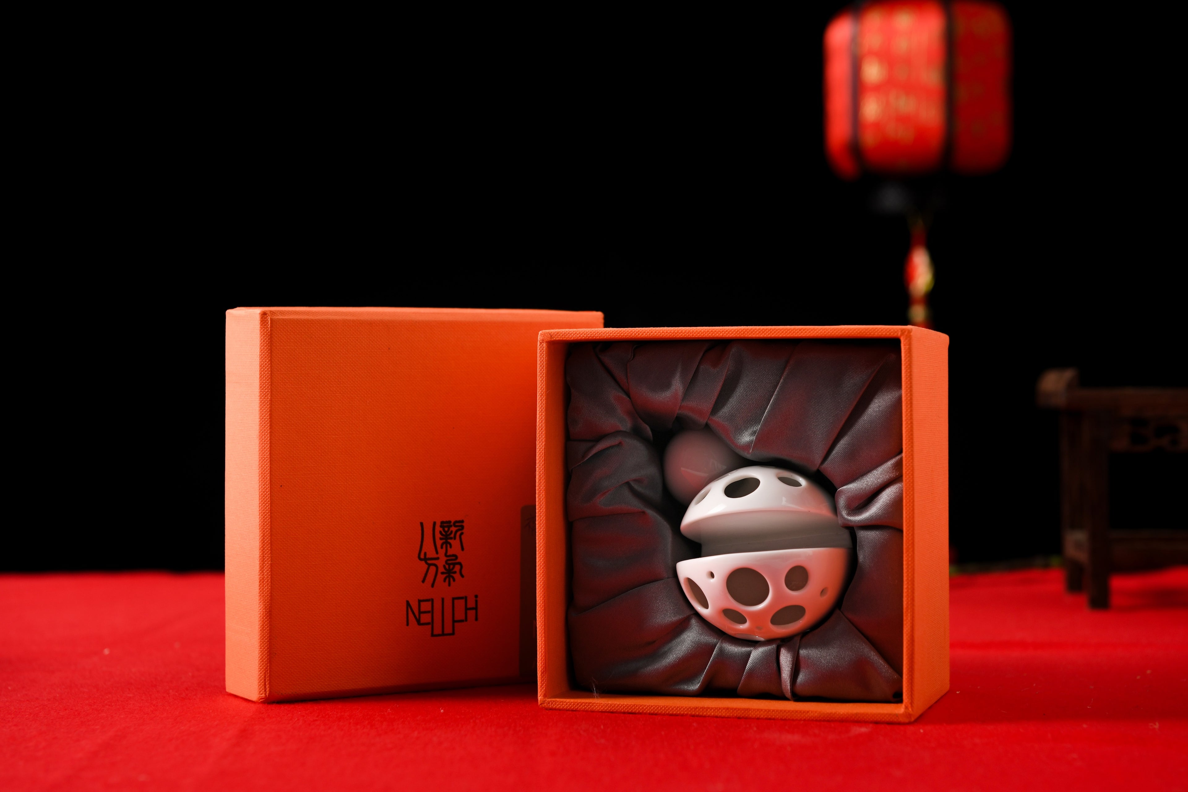 福滿乾坤 現代書桌上的福滿乾坤瓷器筆插與名片座,禮盒包裝