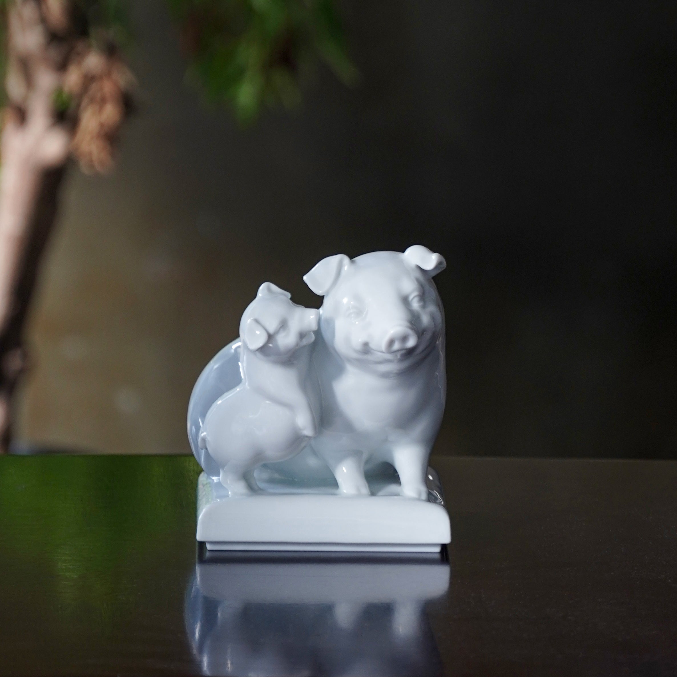 長樂作品雙豬相依依偎,傳遞知足常樂與幸福情誼的瓷偶擺件 
Bliss and Blessed porcelain figurine with two pigs leaning on each other, symbolizing contentment and lasting affection