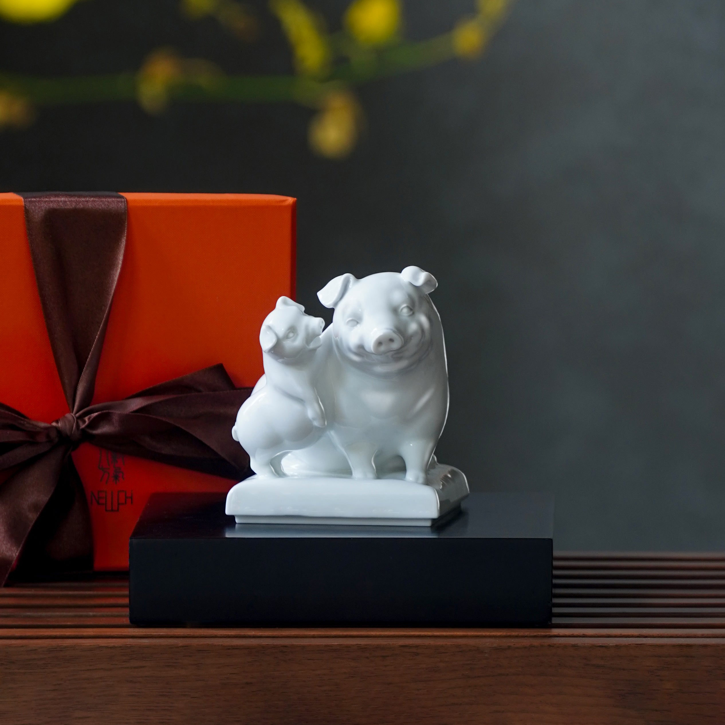 長樂作品雙豬相依依偎,傳遞知足常樂與幸福情誼的瓷偶擺件適合送禮表達情誼,禮盒包裝適合長輩禮贈