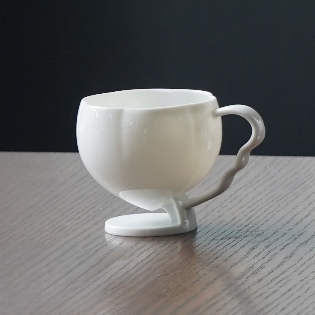花神白瓷茶杯高足底座特寫・騰空工藝細節・八方新氣 NewChi Porcelain