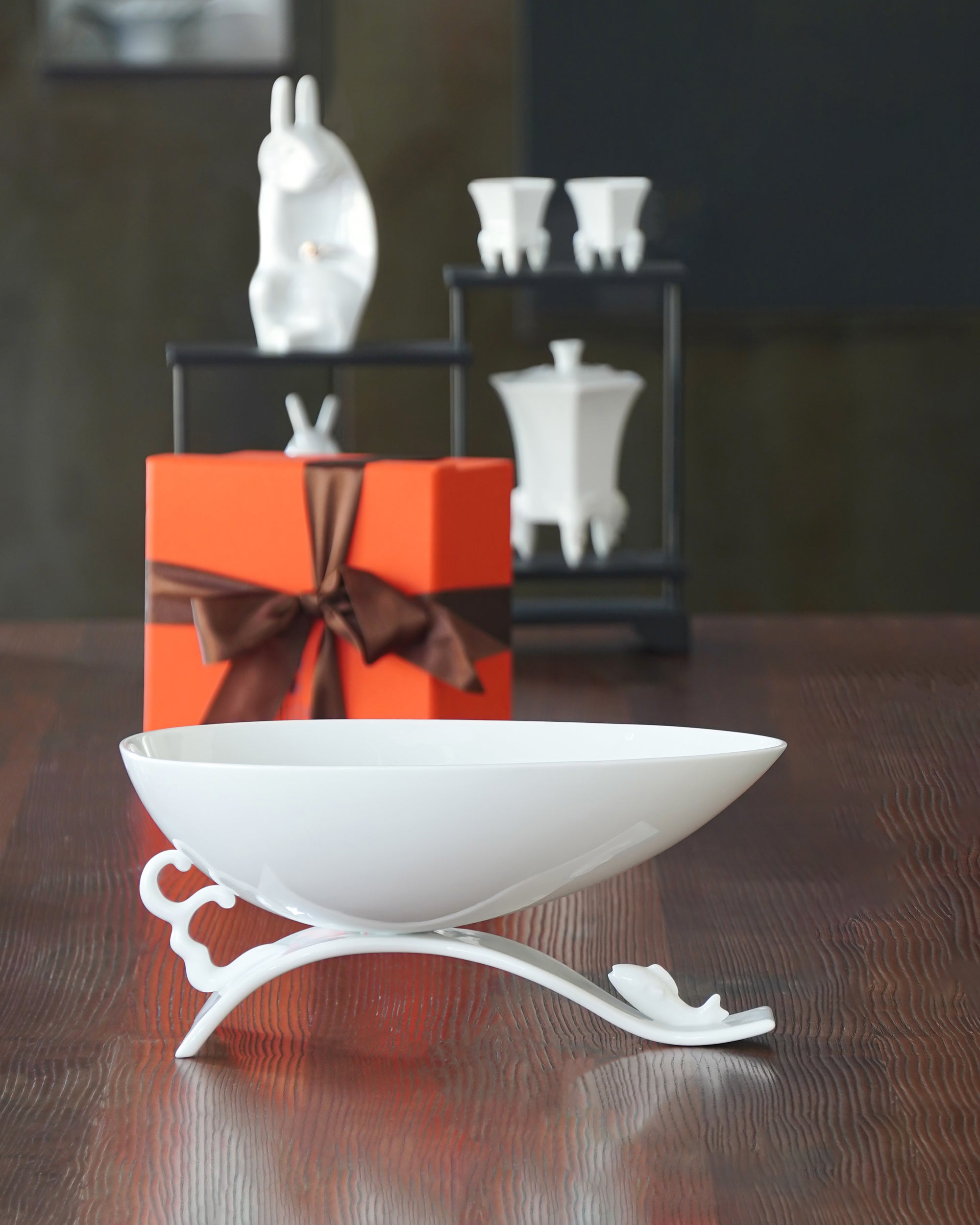 滿載水果盤,寓意吉祥充滿祝福,突破瓷器工藝,讓盤身騰空 有如乘風破浪的扁舟