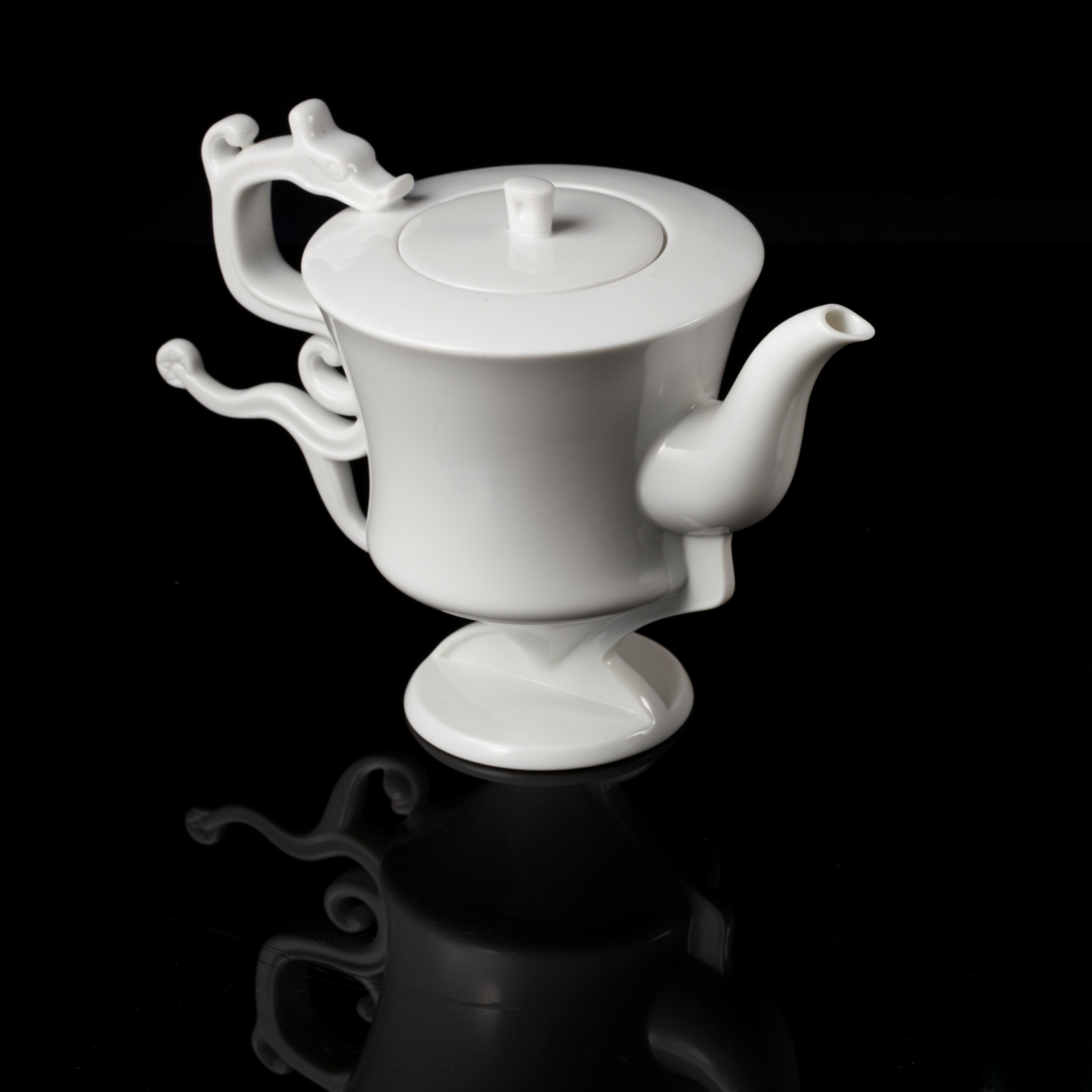 八方新氣《龍尊》茶壺,結合東方龍紋與尊形器型的藝術茶具,適合父親節高端禮贈與收藏