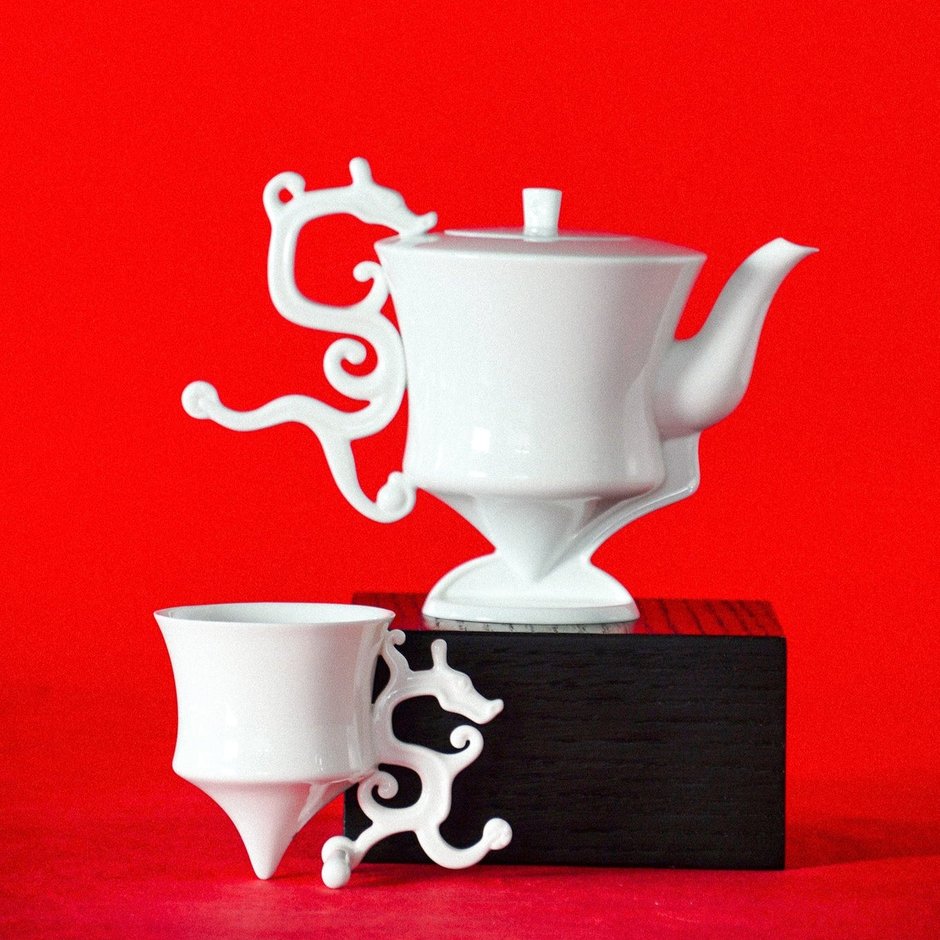 八方新氣《龍尊》茶壺杯組,結合東方龍紋與尊形器型的藝術茶具,適合父親節高端禮贈與收藏