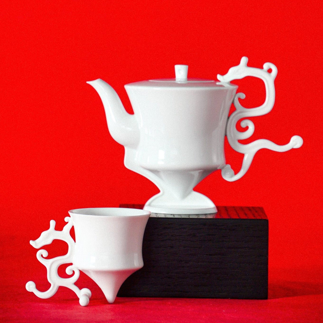 八方新氣《龍尊》茶杯,結合東方龍紋與尊形器型的藝術茶具,適合父親節高端禮贈與收藏