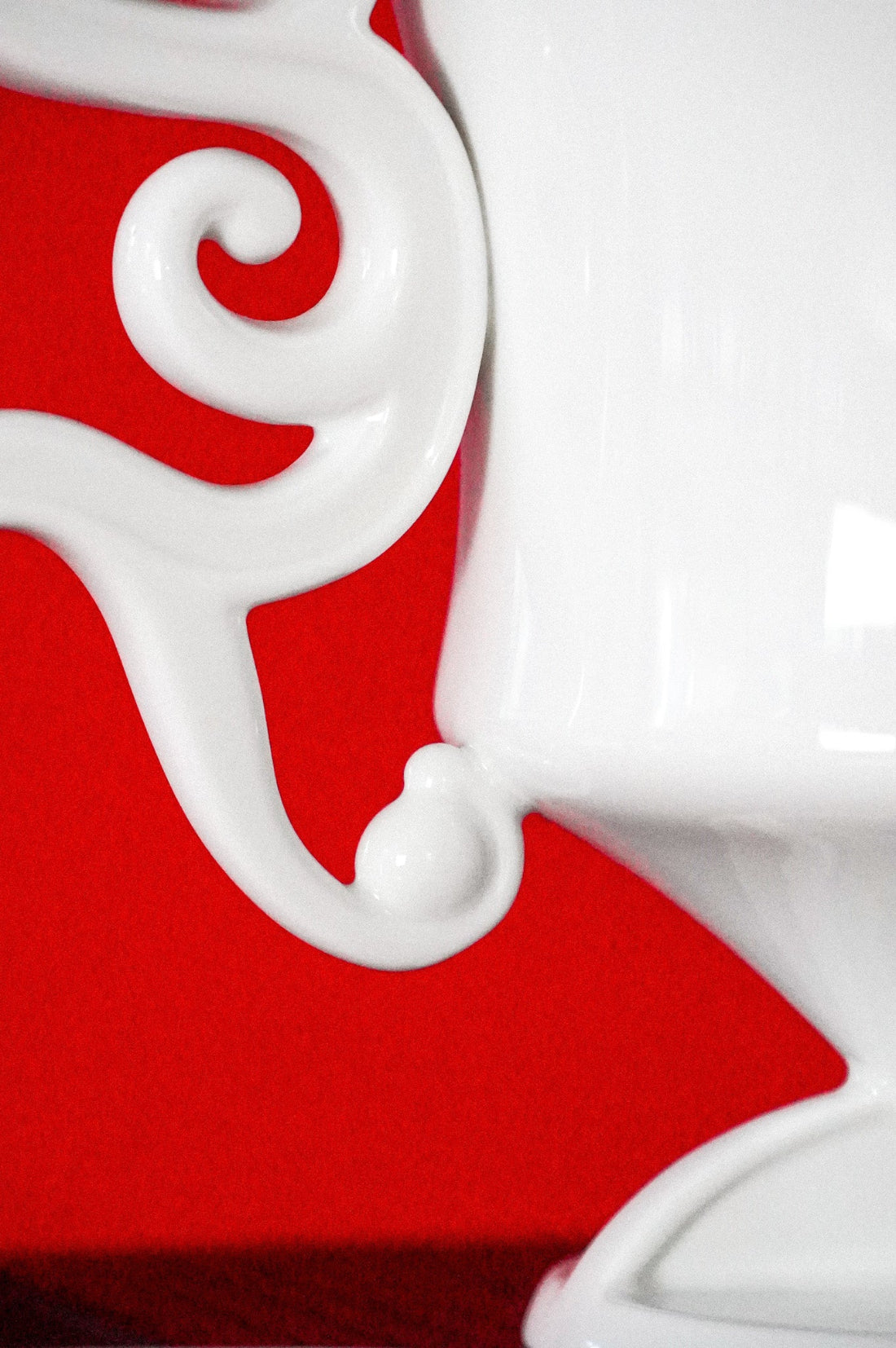 八方新氣《龍尊》茶壺杯,結合東方龍紋與尊形器型的藝術茶具,適合父親節高端禮贈與收藏