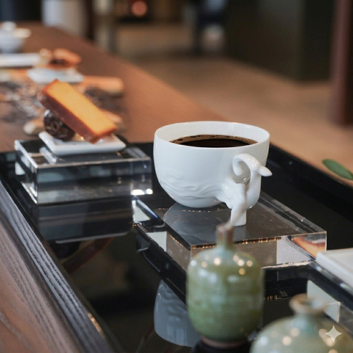 〈風舞〉杯中咖啡,旁有茶點