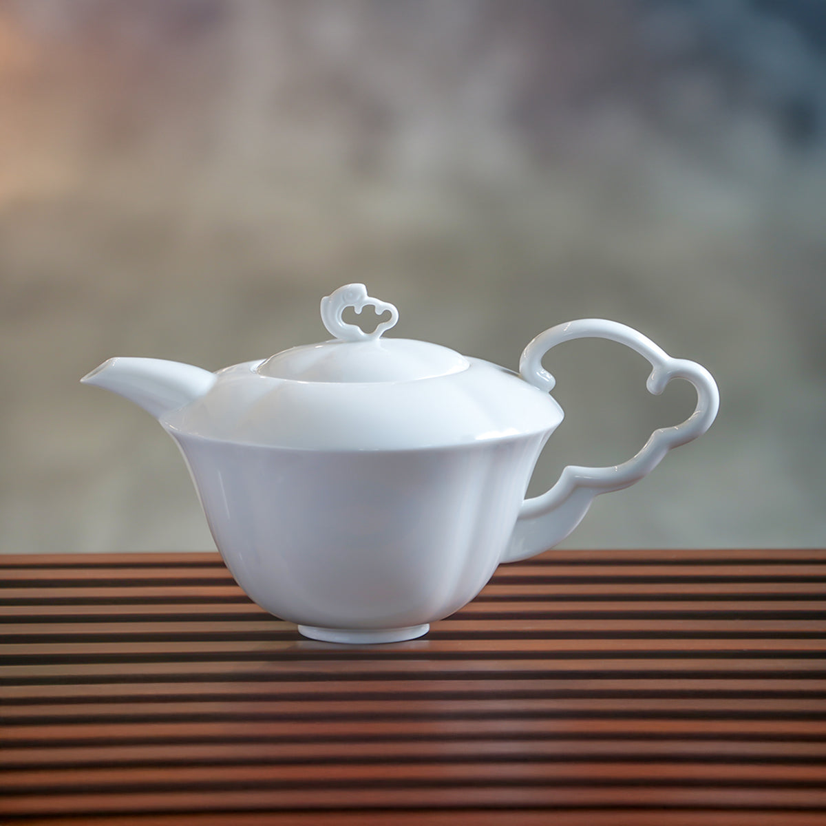 〈與海共舞〉茶壺側面,木條桌面