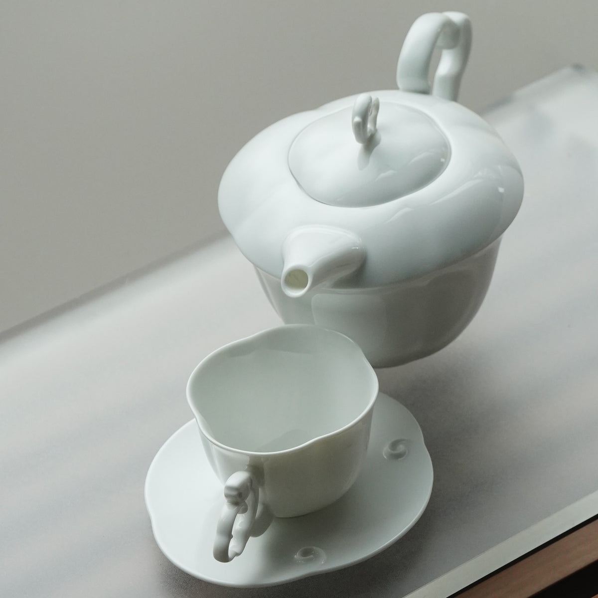 〈與海共舞〉茶壺與杯盤,玻璃桌面