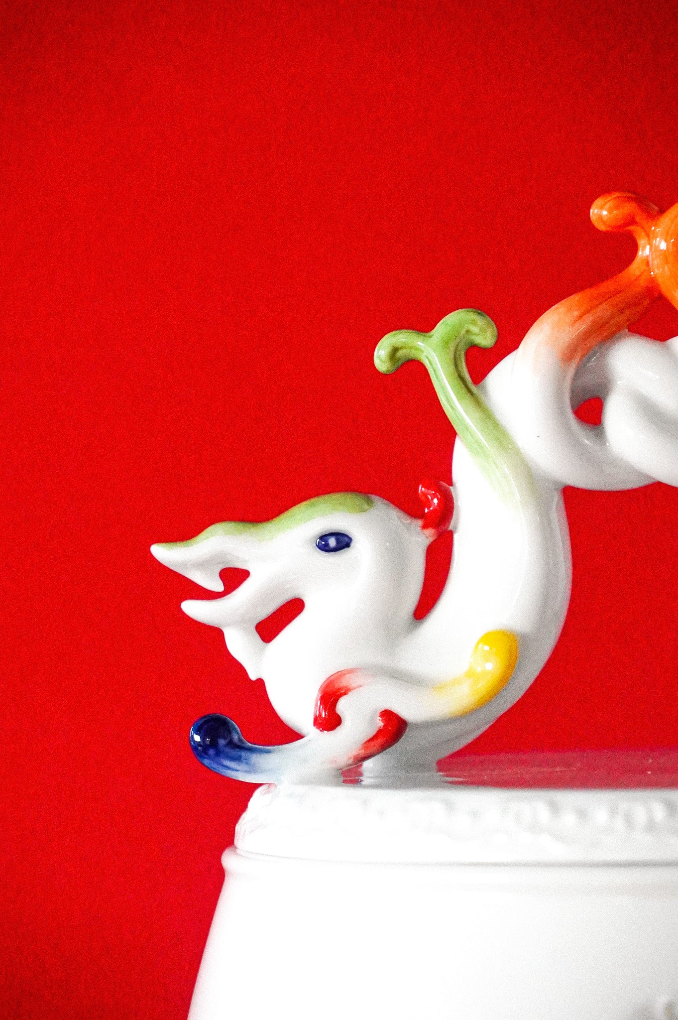 雙龍抱珠環飾細節,展現王俠軍細膩雕塑手法與祥瑞意涵 五行顏色妝點