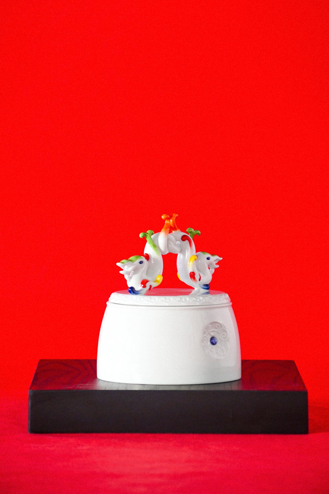 A contemporary ceramic keepsake box blending cultural symbolism and modern design
八方新氣 瓷器 送禮 雙喜福鎮 陶瓷 白瓷 擺飾 禮物 糖果盒 瓜果盒 珠寶盒