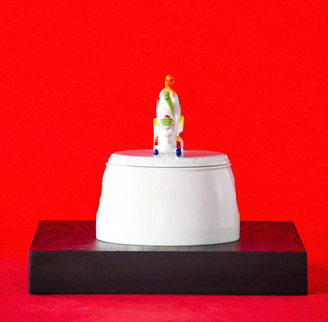 雙喜福鎮側面展現東方吉祥寓意的當代藝術瓷盒,為居家增添文化美感