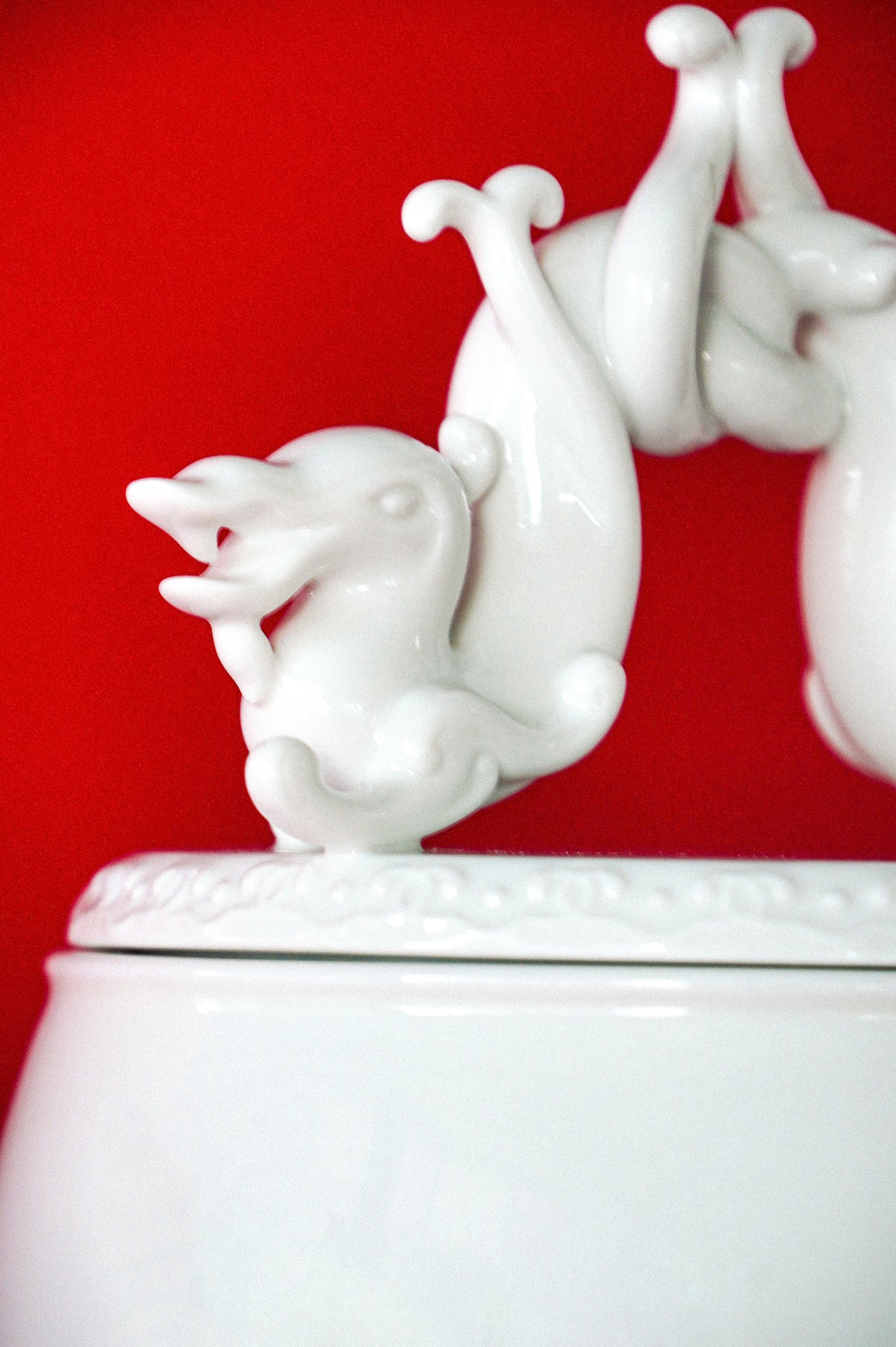 雙龍交織蓋頂造型,寓意結緣守護與好運降臨
Close-up of intertwined dragons guarding a pearl, showcasing Heinrich Wang’s sculptural finesse